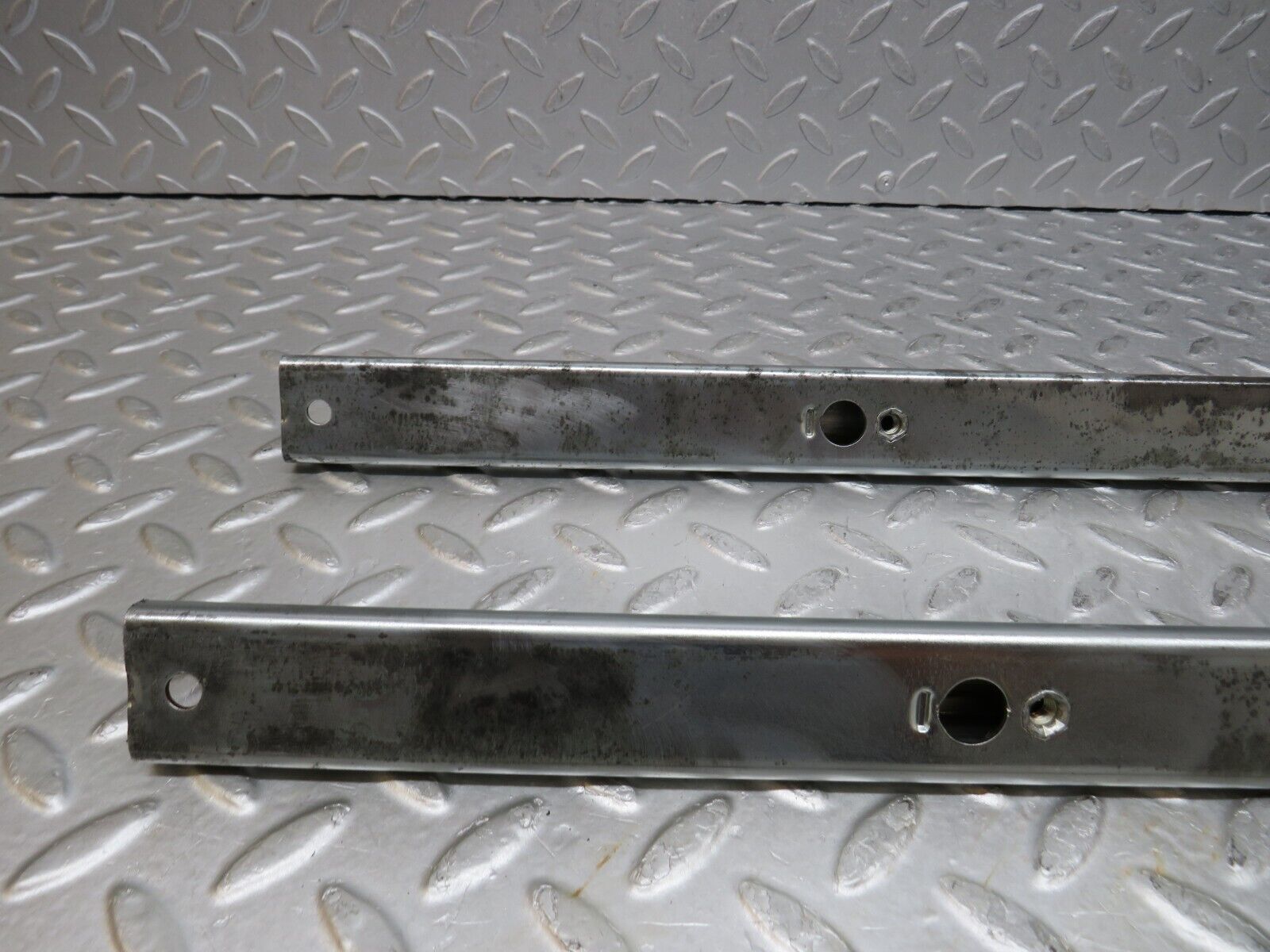 37085 Mercedes-Benz C126 420SEC Coupe Front Left Seat Rail Pair