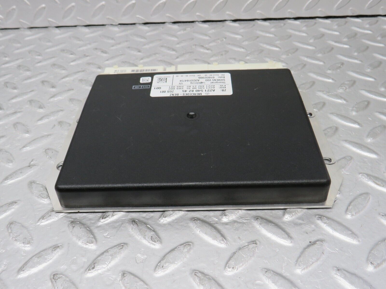 35148 Mercedes-Benz W221 Air Suspension Control Unit 2215408245