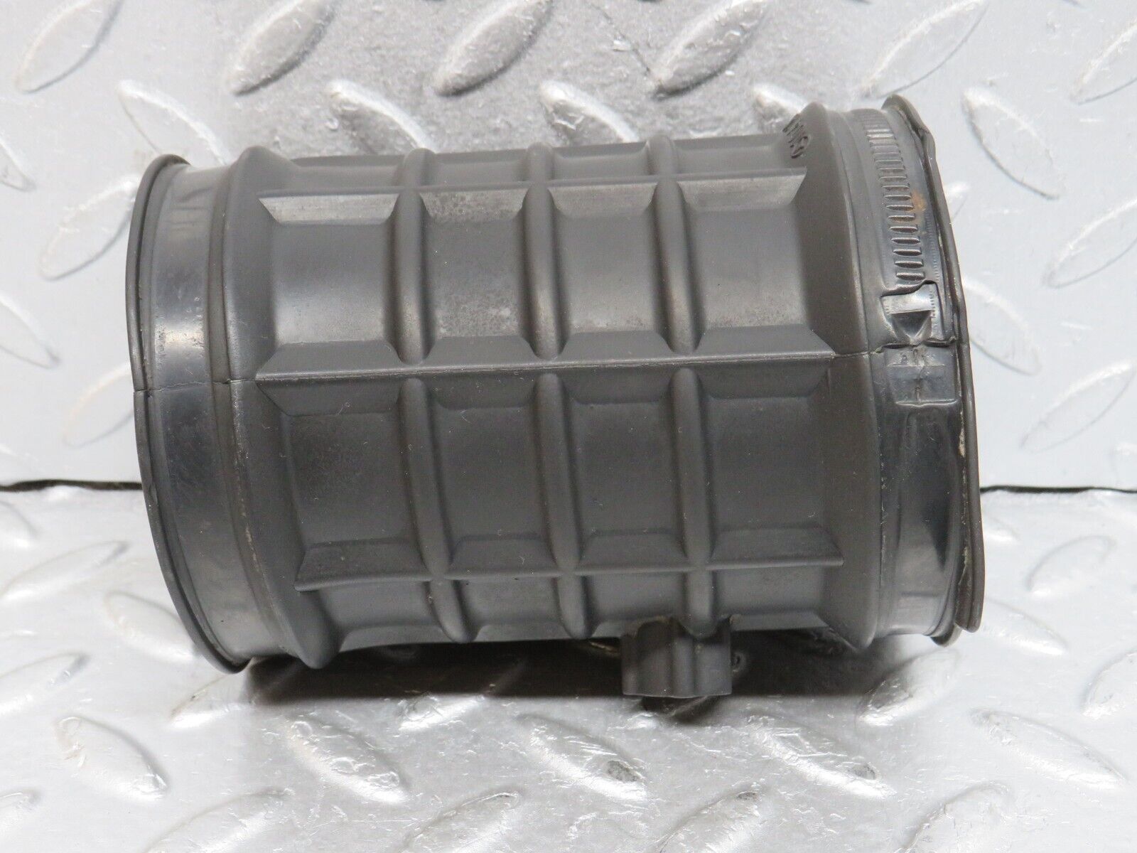 38122 Mercedes-Benz A124 320E Cabriolet Air Intake Pipe 1041410990