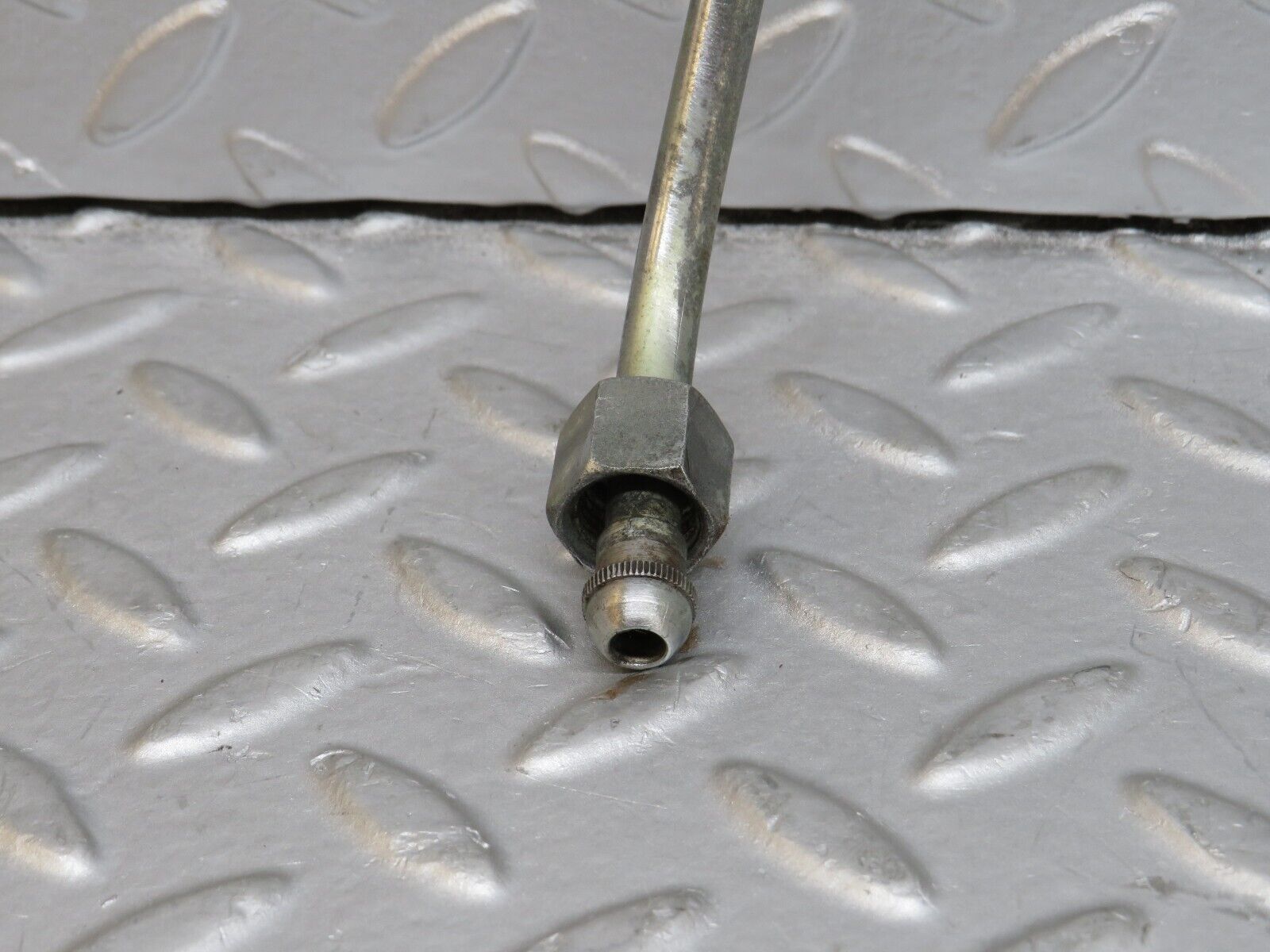 36309 Mercedes-Benz W126 420SE Oil Pipe Line