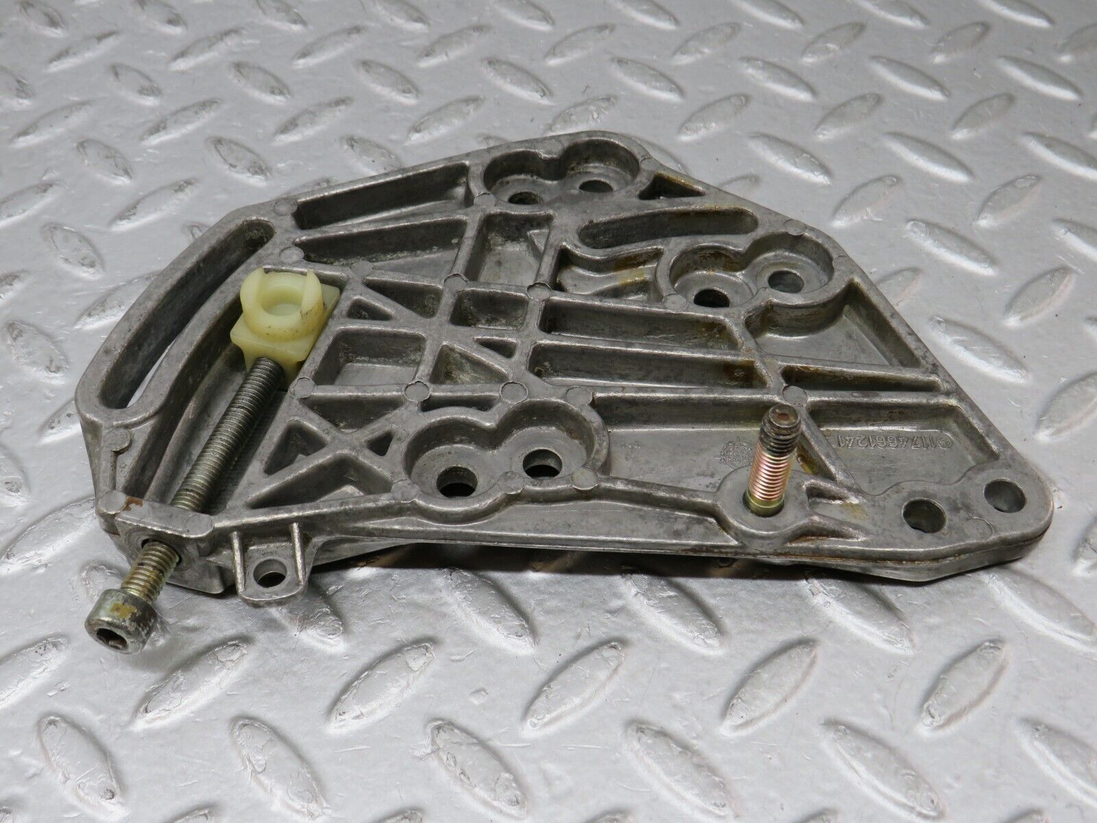 36259 Mercedes-Benz W126 420SE Power Steering Pump Tensioner Bracket 1174661241