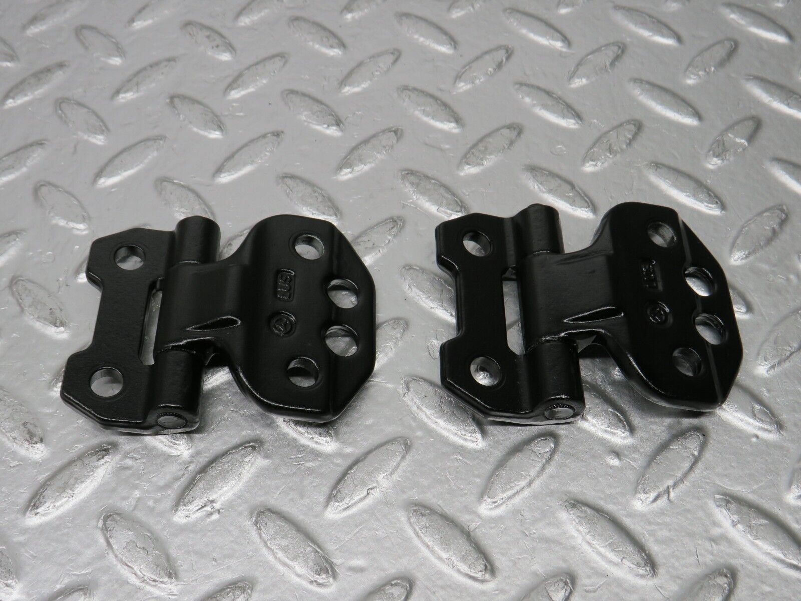 30392 Mercedes-Benz W124 230E Left Door Hinge Pair