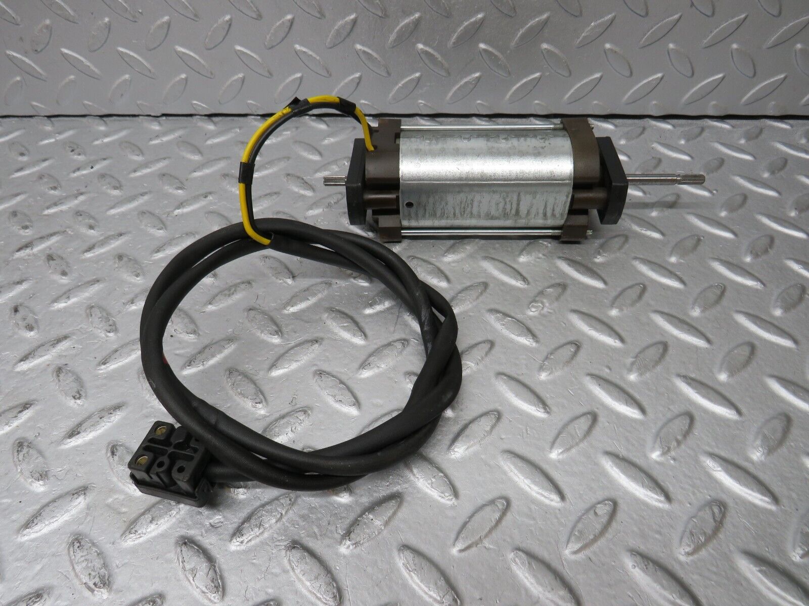 36822 Mercedes-Benz R129 300SL-24 Front Right Seat Adjustment Motor Bosch 1298205642 0130008038