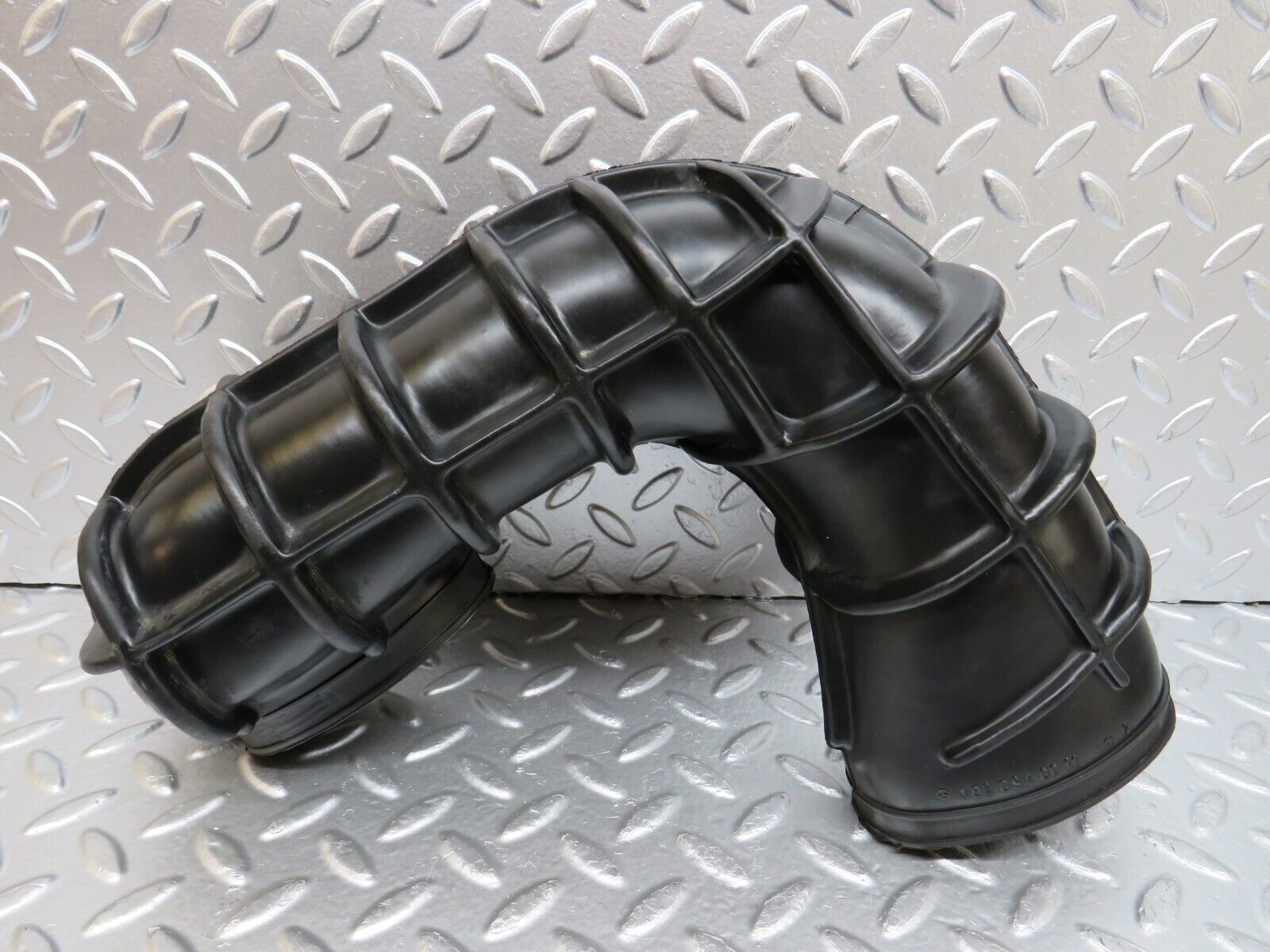 25447 Mercedes-Benz W123 200 Air Intake Pipe 1020940011