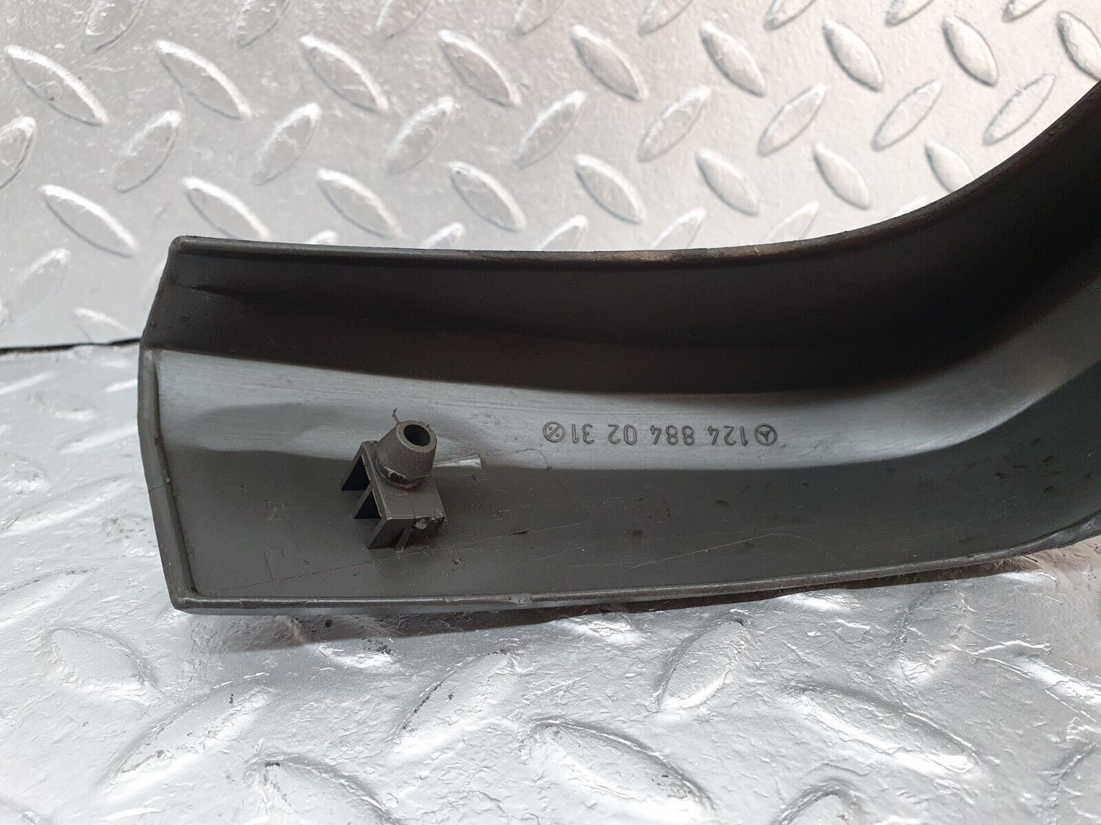 41550 Mercedes-Benz W124 200E Fender Wing Lower Moulding Trim Right Side 1248840231