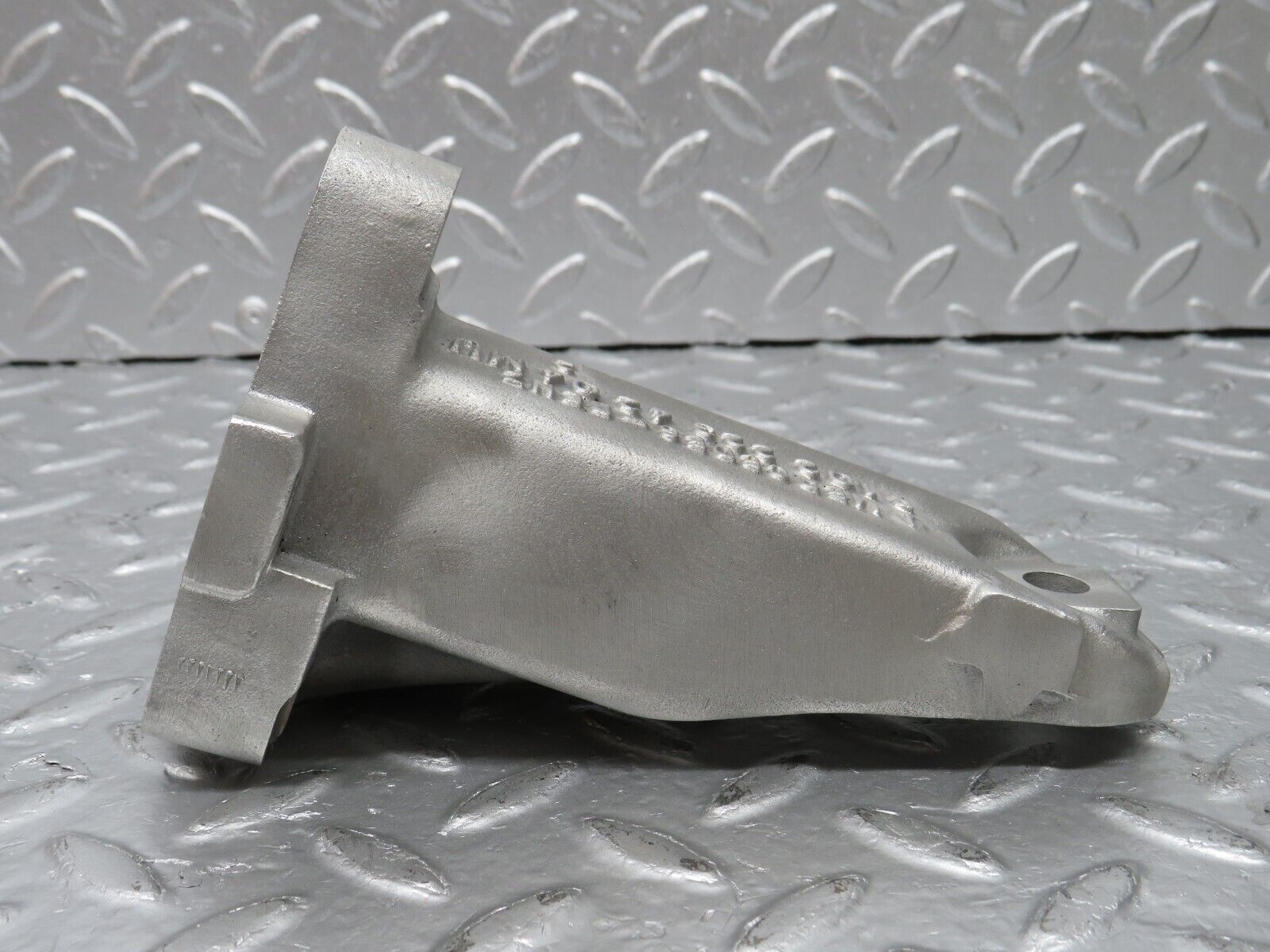 33756 Mercedes-Benz W201 190E 2.0L Engine Mount Bracket Right Side 1022234204