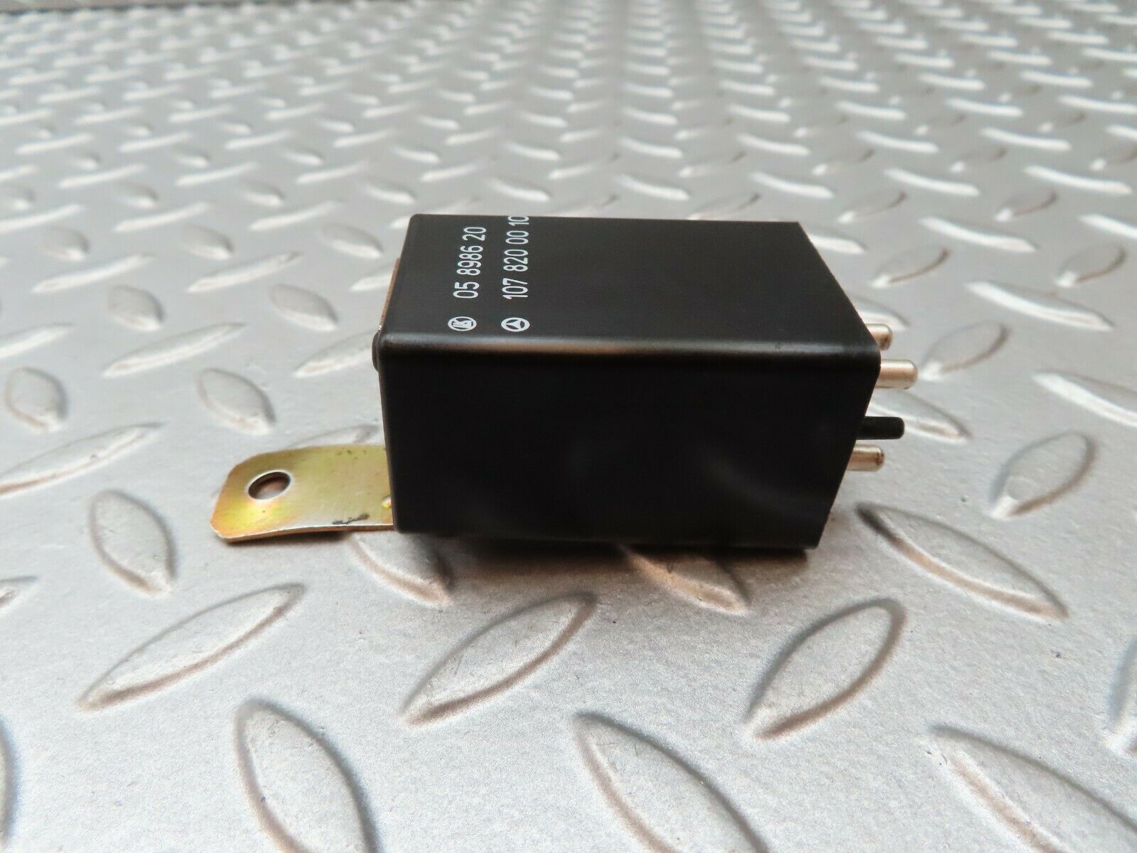 4352 Mercedes-Benz W123 230E Rear Heated Window Relay 1078200010