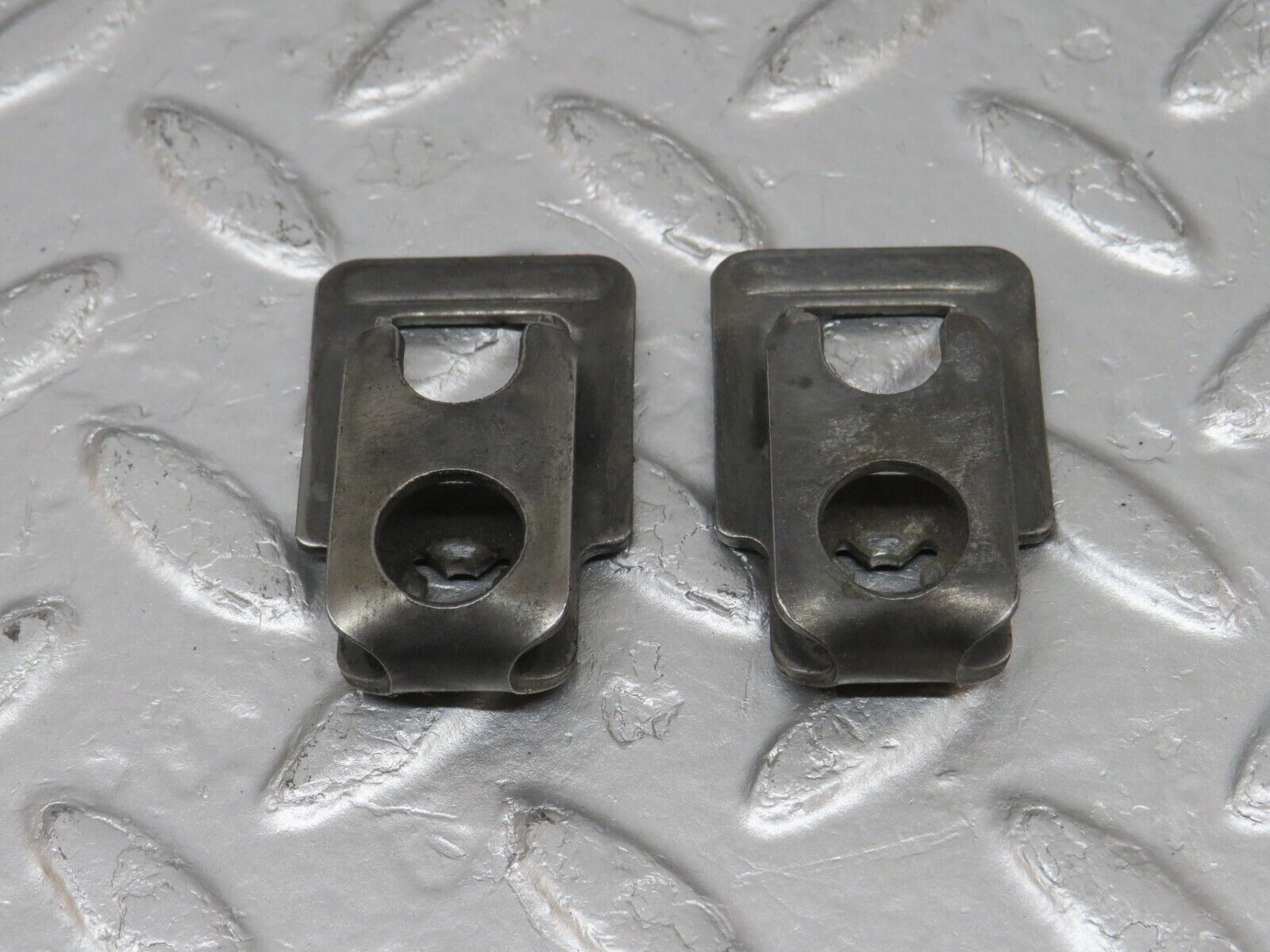 34130 Mercedes-Benz W124 260E Fuel Injector Bracket 2x