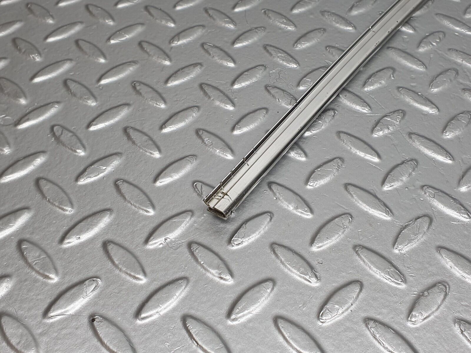 40776 Mercedes-Benz W123 300D Front Right Door Window Chrome Frame