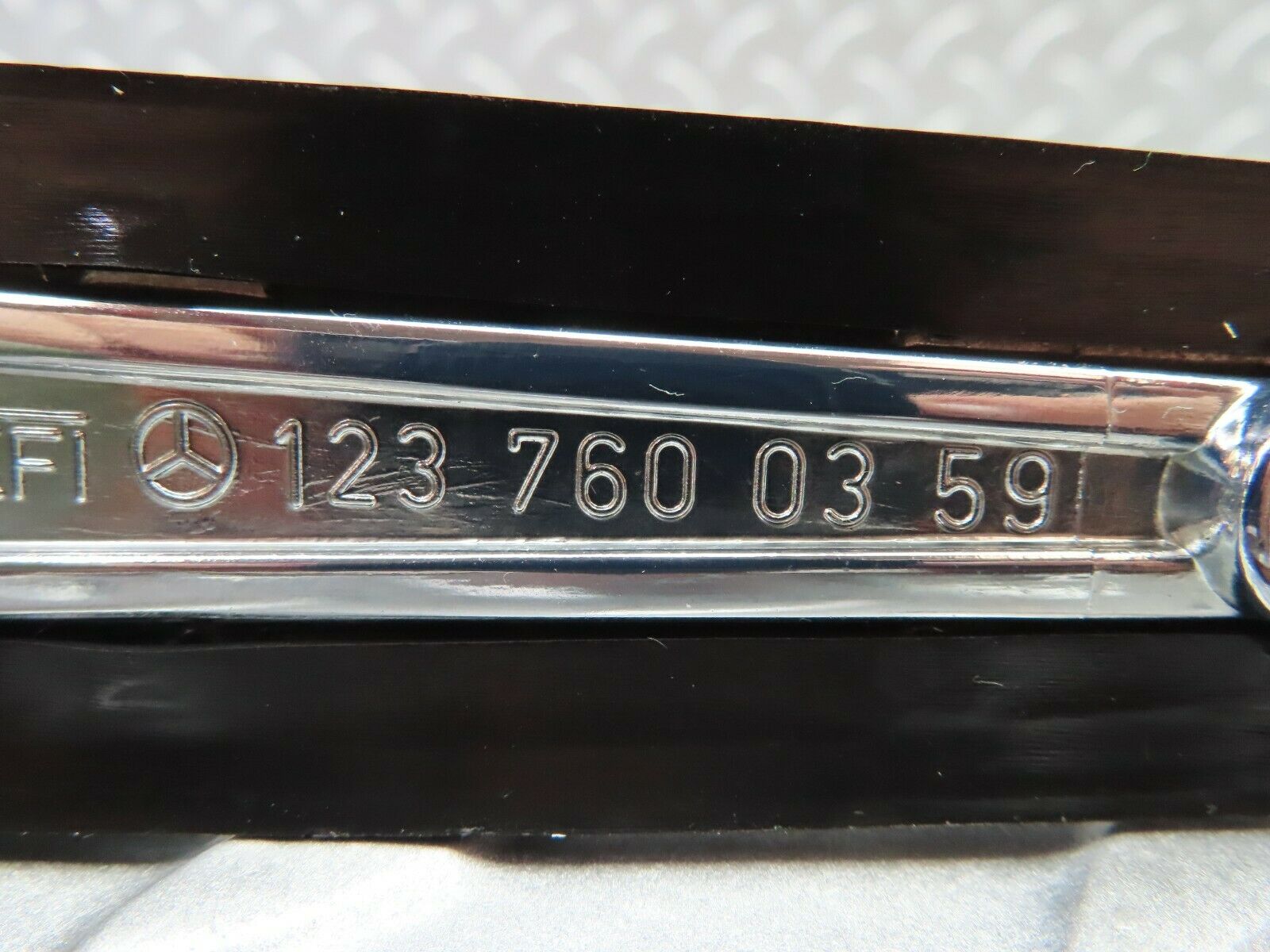 5826 Mercedes-Benz W123 200 Exterior Door Handle Rear 1237600359