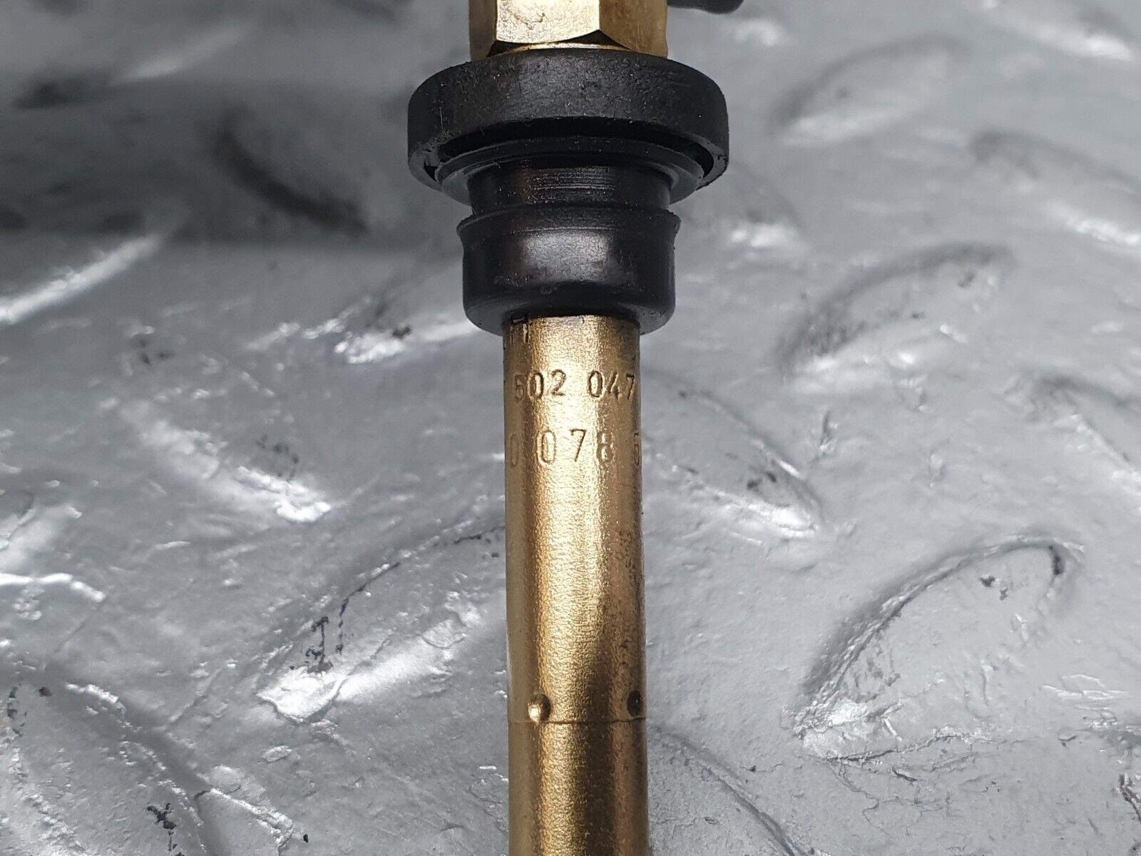 41034 Mercedes-Benz W126 300SE Fuel Injector Bosch 0000785623 0437502047