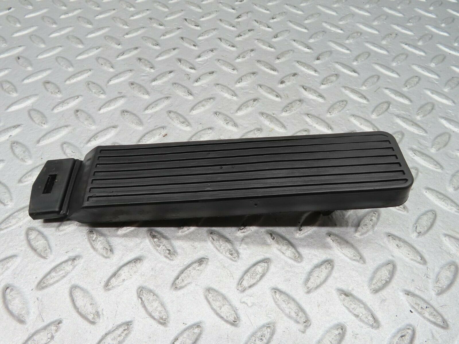 16650 Mercedes-Benz C107 380SLC Accelerator Pedal With Rubber 1233010082