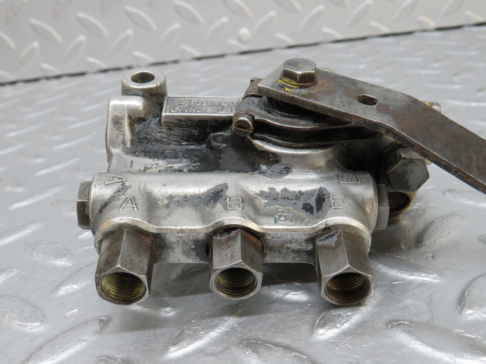 37548 Mercedes-Benz W109 300SEL Air Suspension Leveling Valve Bosch