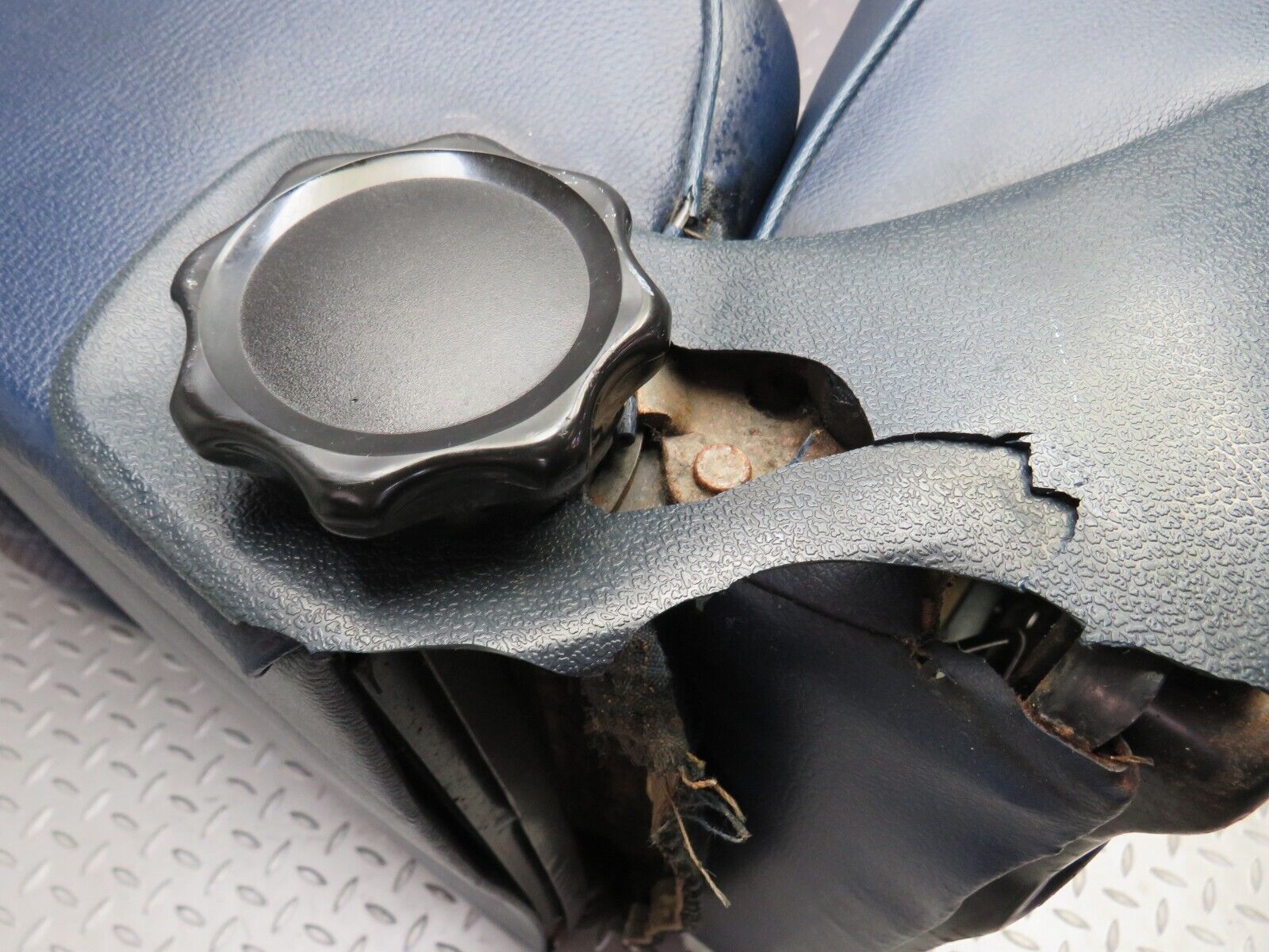 31135 Mercedes-Benz W123 200D Front Right Driver Seat Blue