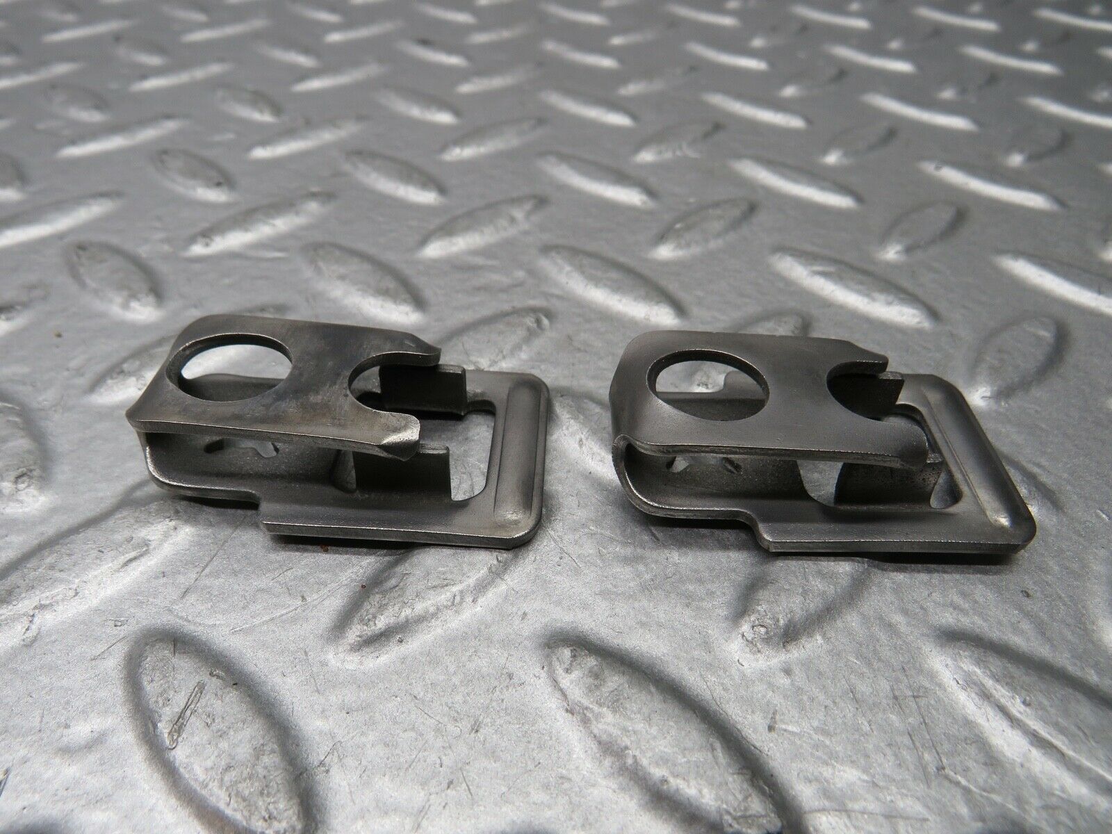 21802 Mercedes-Benz W126 300SE Fuel Injector Bracket 2 pcs