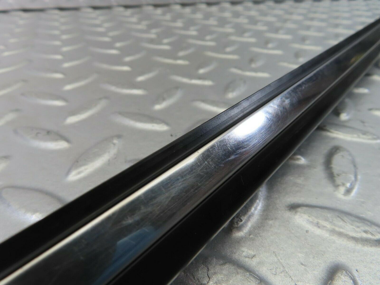 10264 Mercedes-Benz W123 Front Left Fender Wing Centre Moulding Trim