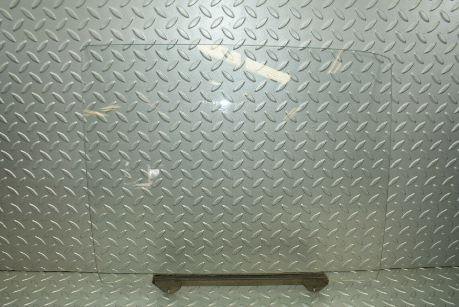 3096 Mercedes-Benz W115 220D Rear Left Door Window Glass