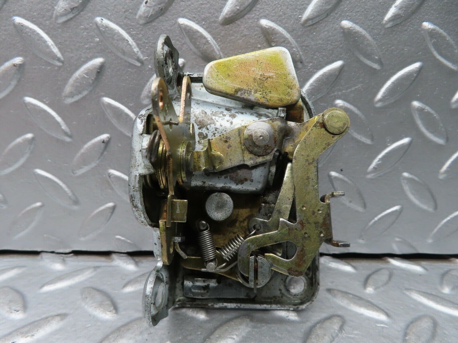 20981 Mercedes-Benz W114 250CE Coupe Left Door Lock Mechanism