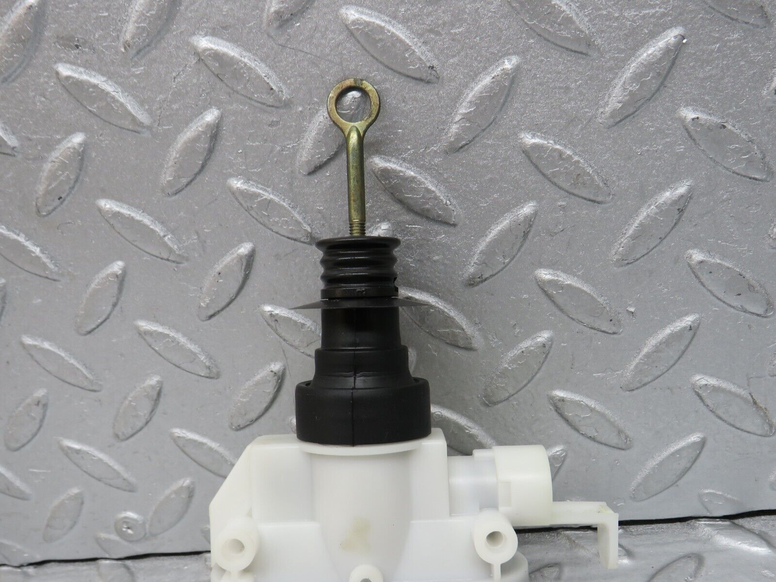 37771 Mercedes-Benz A124 320E Cabriolet Right Door Lock Vacuum Actuator