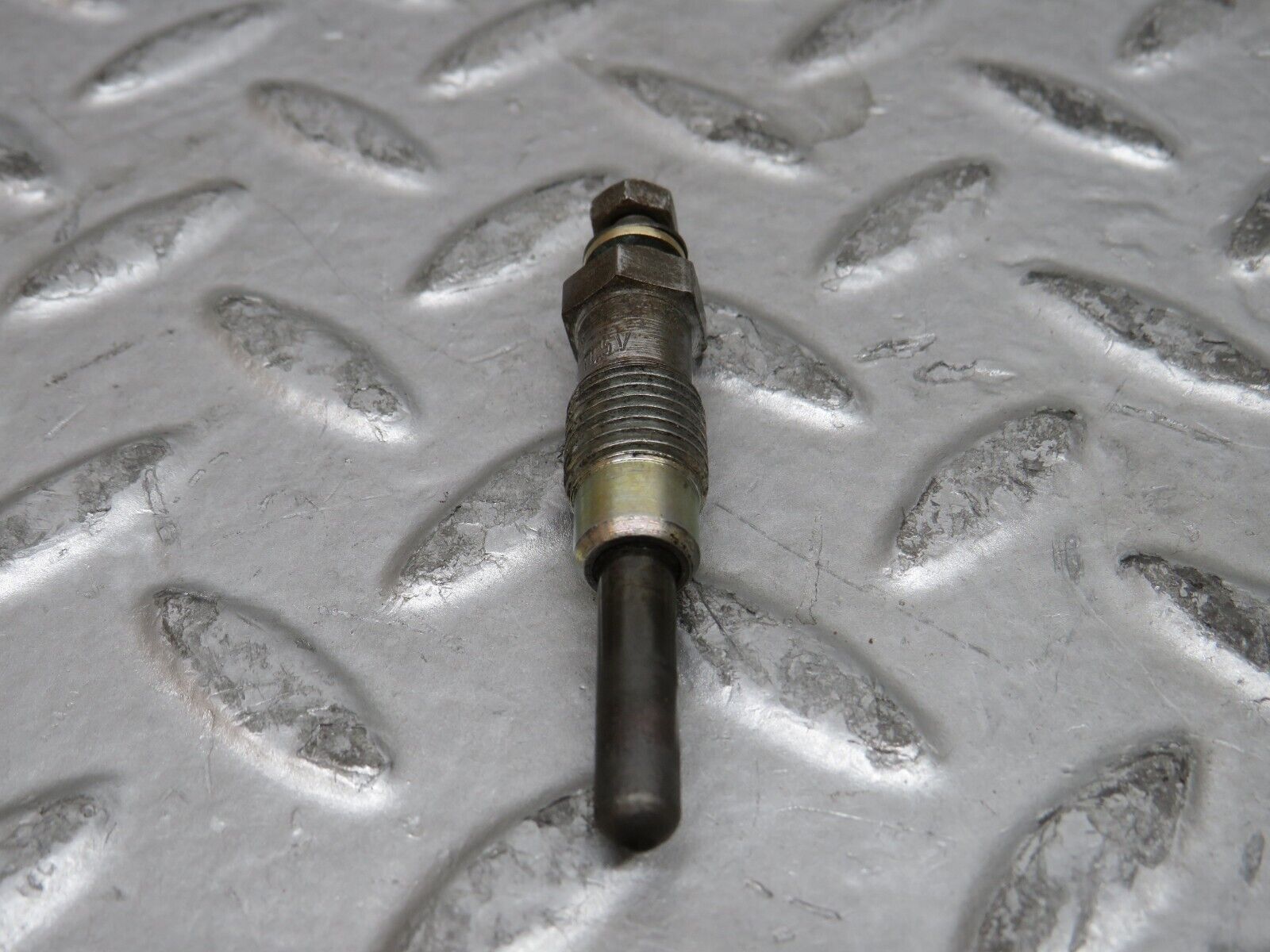 28501 Mercedes-Benz S123 240D Wagon Glow Plug Beru 0100221107