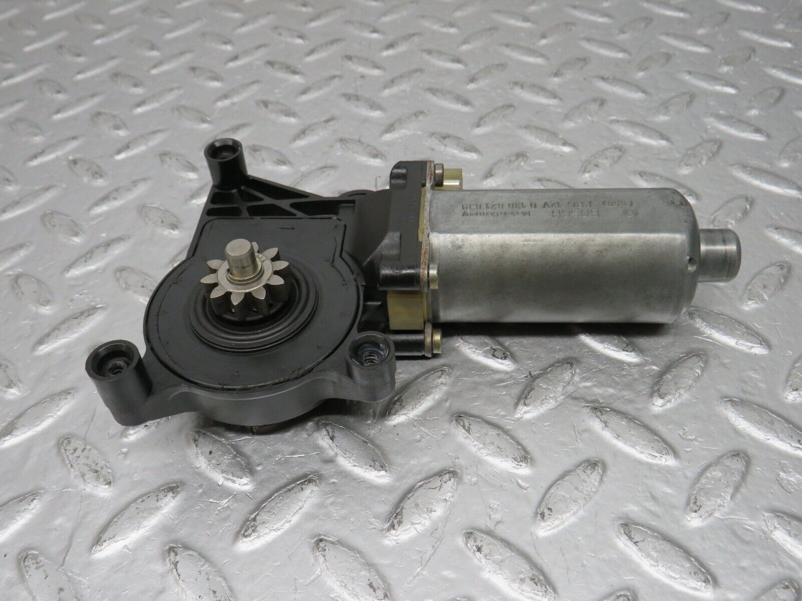 33412 Mercedes-Benz W202 C180 Window Regulator Motor Front Right 0130821639