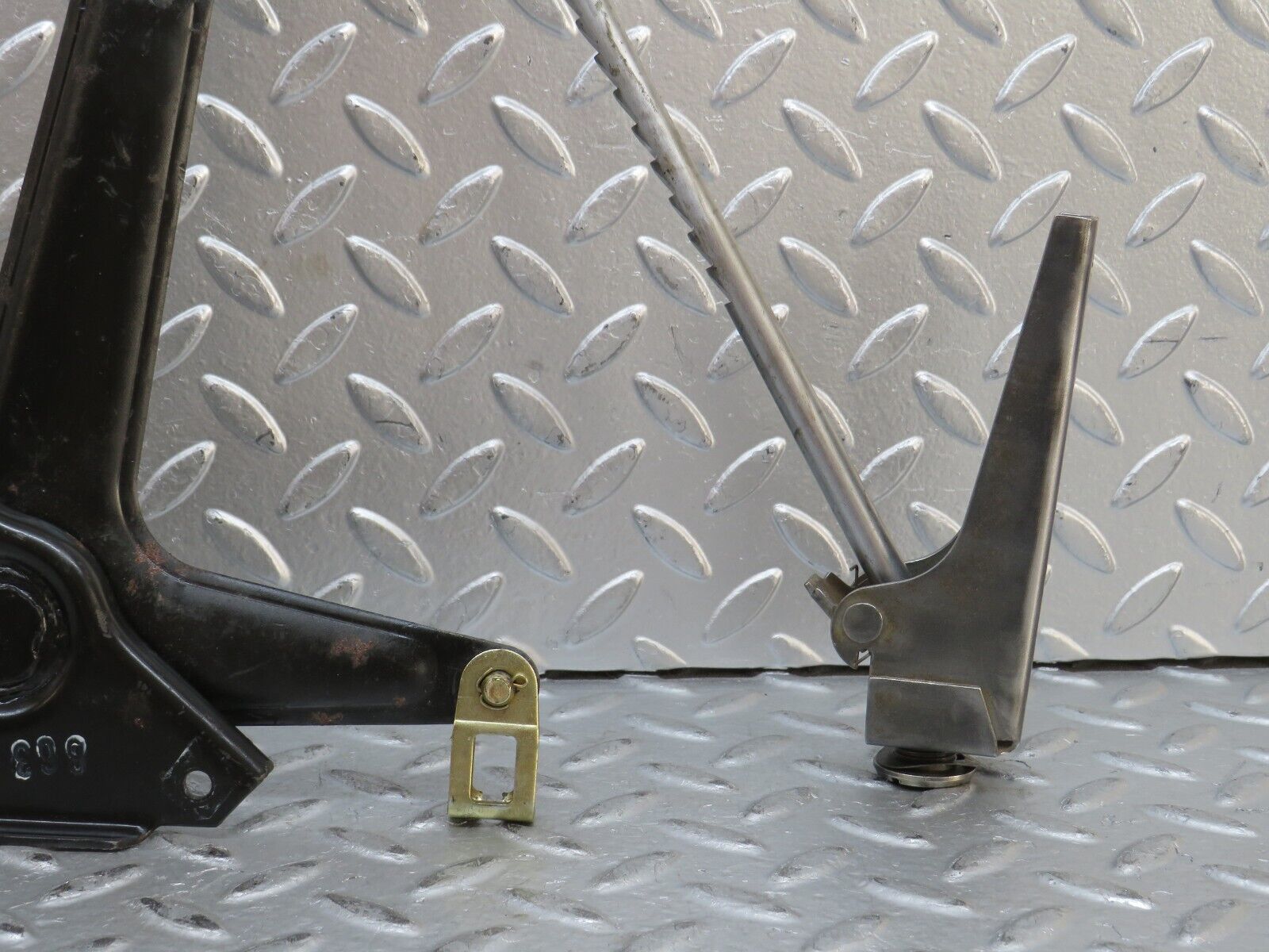 28141 Mercedes-Benz W123 280E Handbrake Regulator