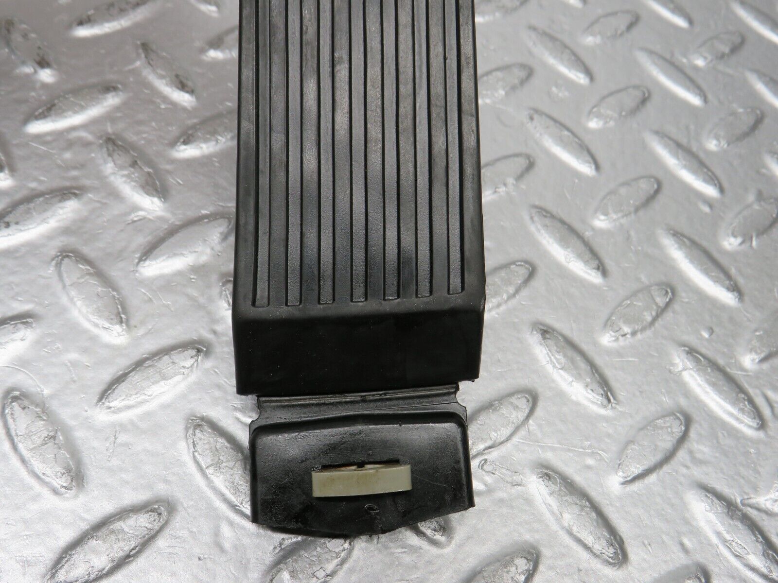30386 Mercedes-Benz W124 230E Accelerator Pedal & Rubber 1233010082 1263000504