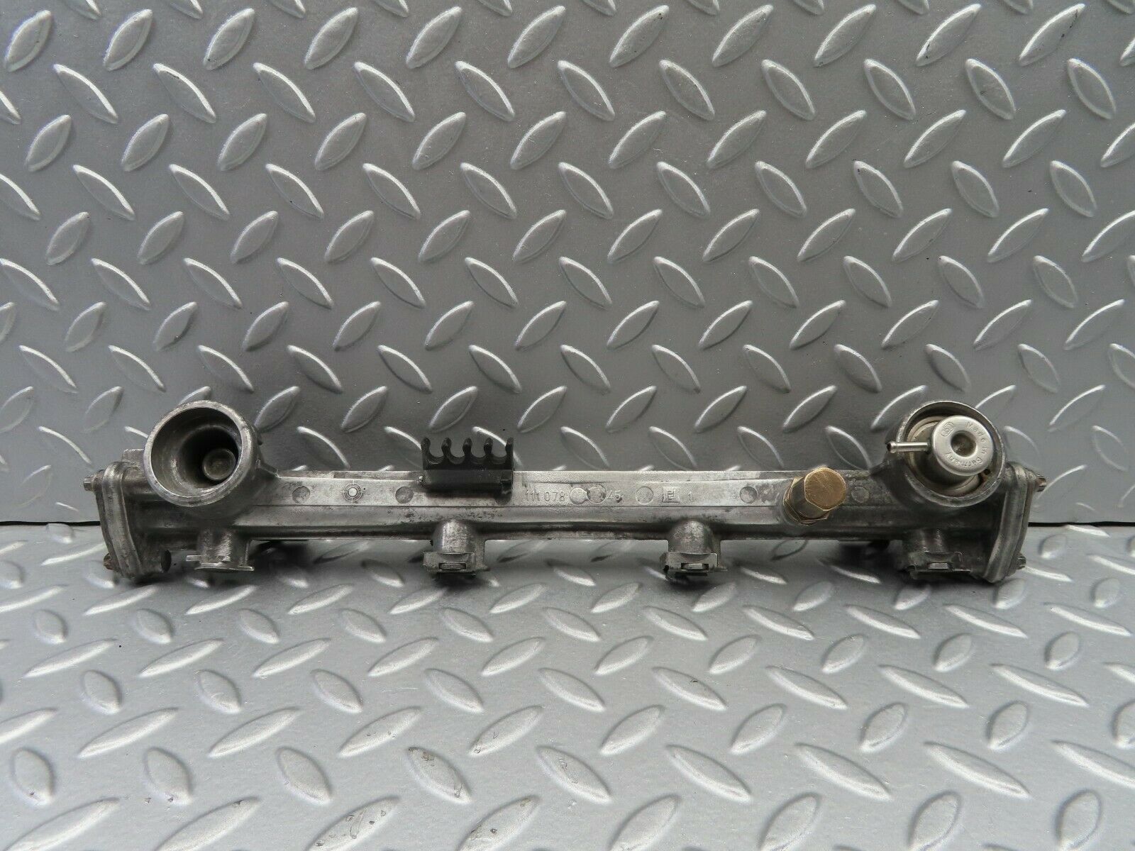 6784 Mercedes-Benz S124 E220 Wagon Fuel Injector Rail 1110780745