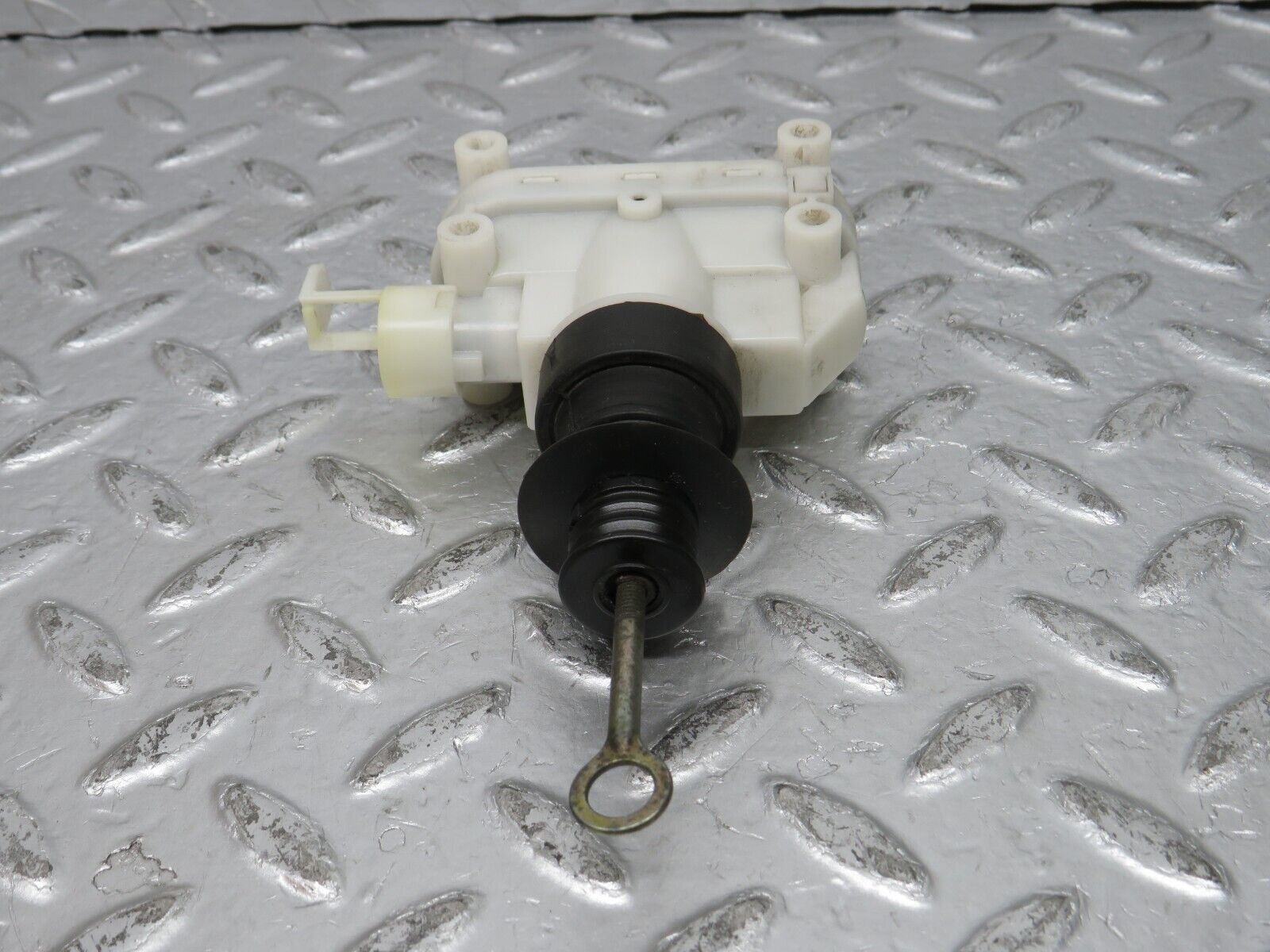 31637 Mercedes-Benz W201 190LE 1.8L Door Lock Vacuum Actuator Front Right