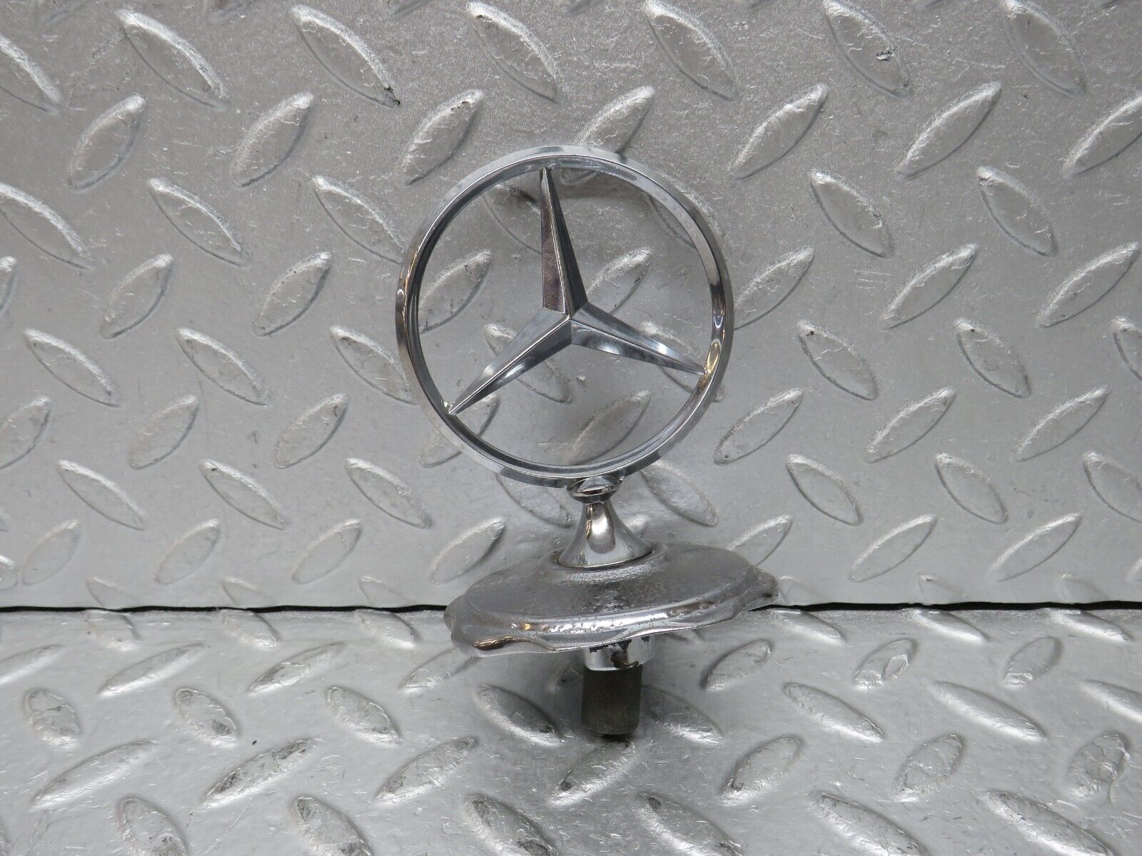 37283 Mercedes-Benz W109 300SEL Front Emblem Badge 1088880117