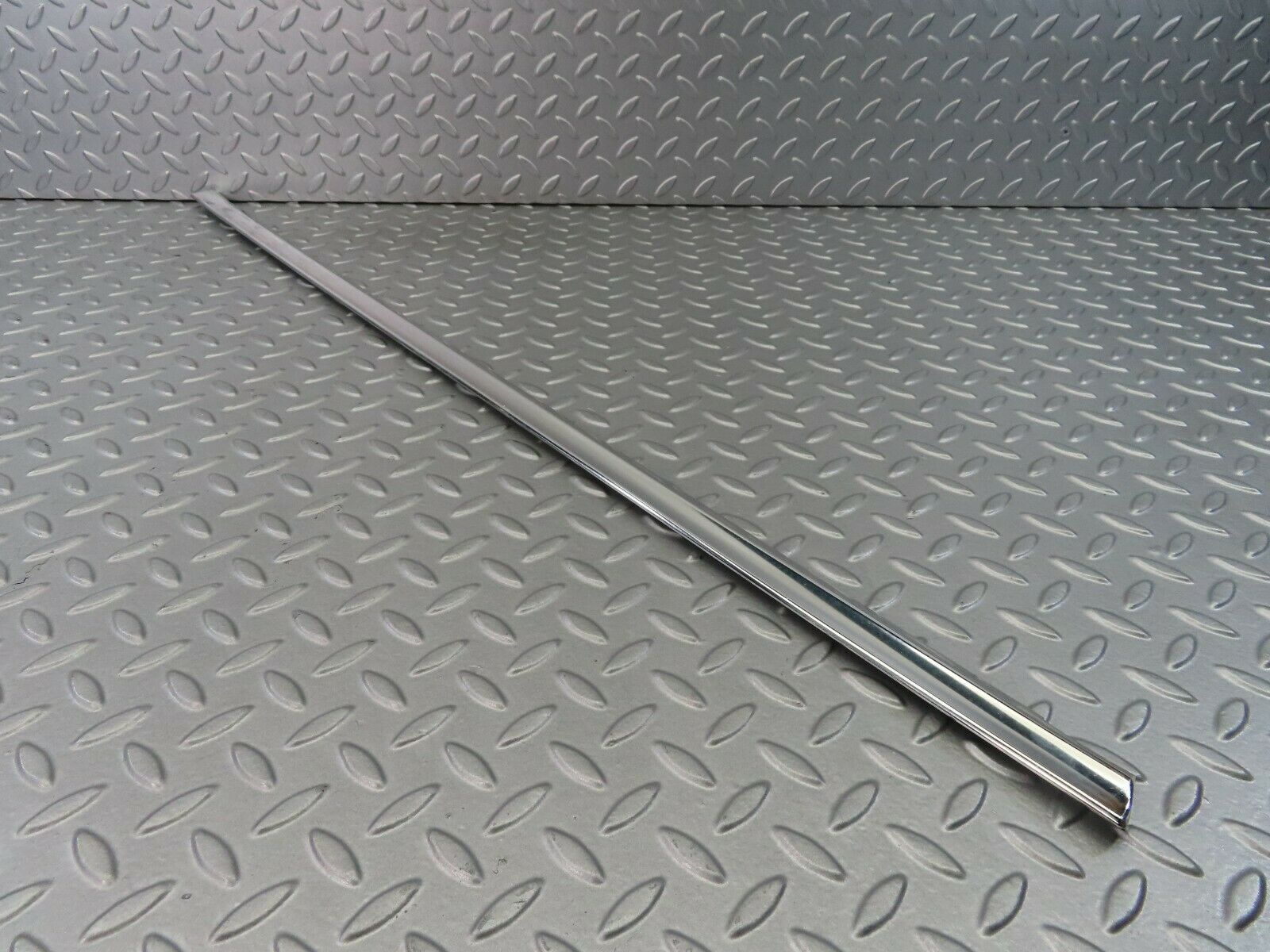 7286 Mercedes-Benz W116 450SE Rear Left Door Chrome Trim