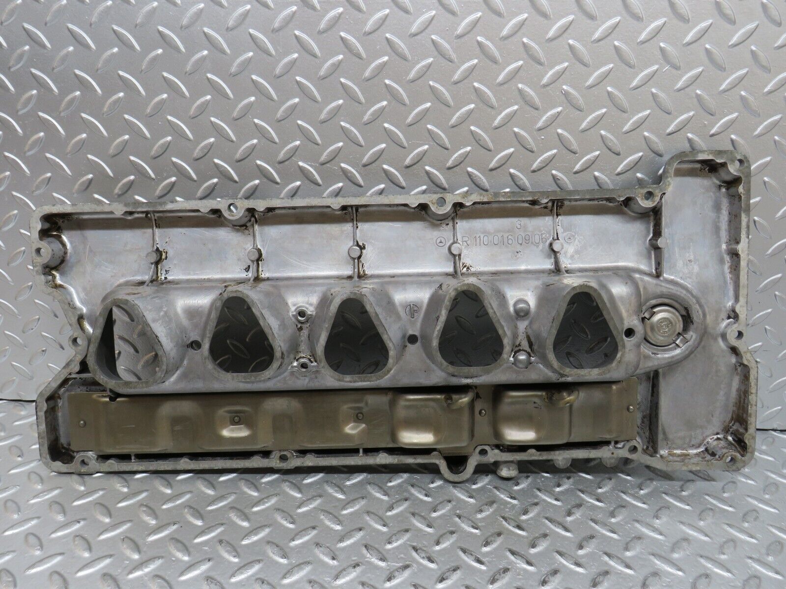 28071 Mercedes-Benz W123 280E Cylinder Head Valve Cover 1100160905