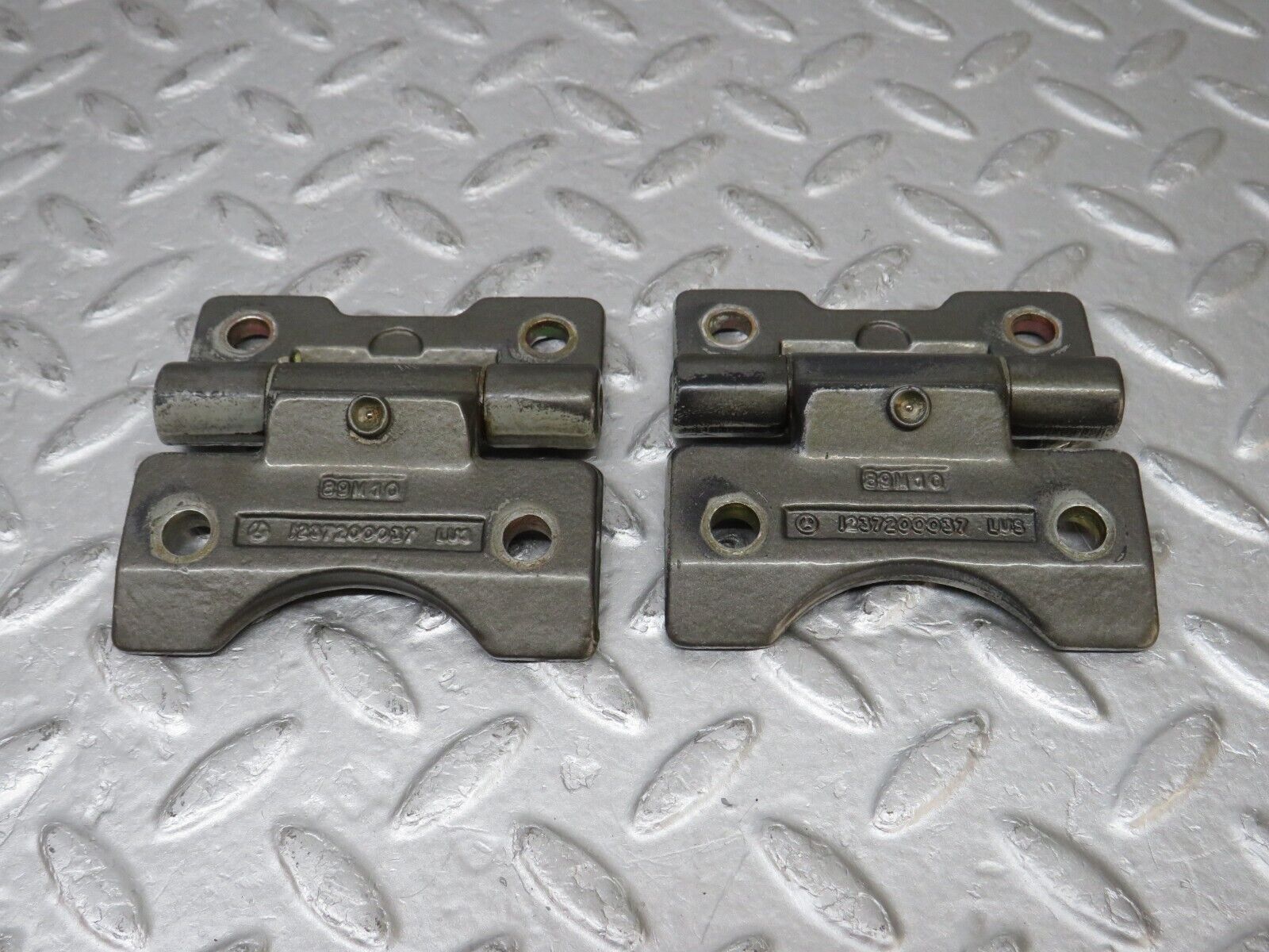 36072 Mercedes-Benz W126 420SE Door Hinge 1237200037