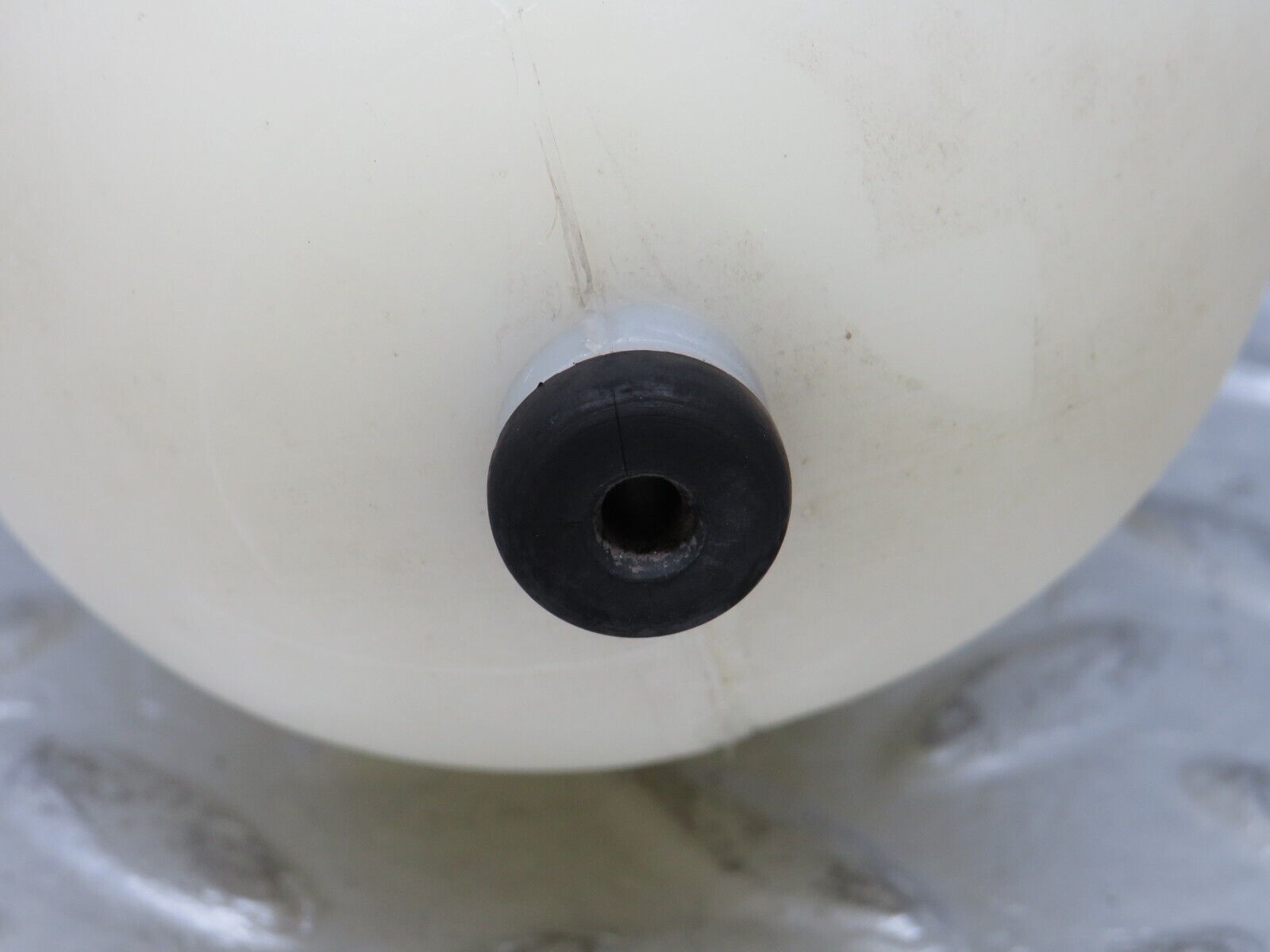 37861 Mercedes-Benz A124 320E Cabriolet Vacuum Reservoir Tank