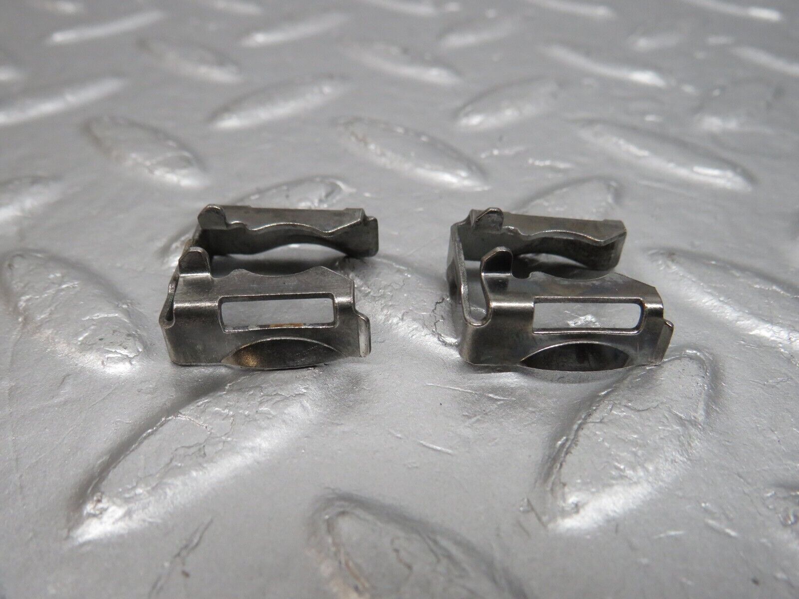 39777 Mercedes-Benz R129 320SL Coupe Fuel Injector Bracket 2x