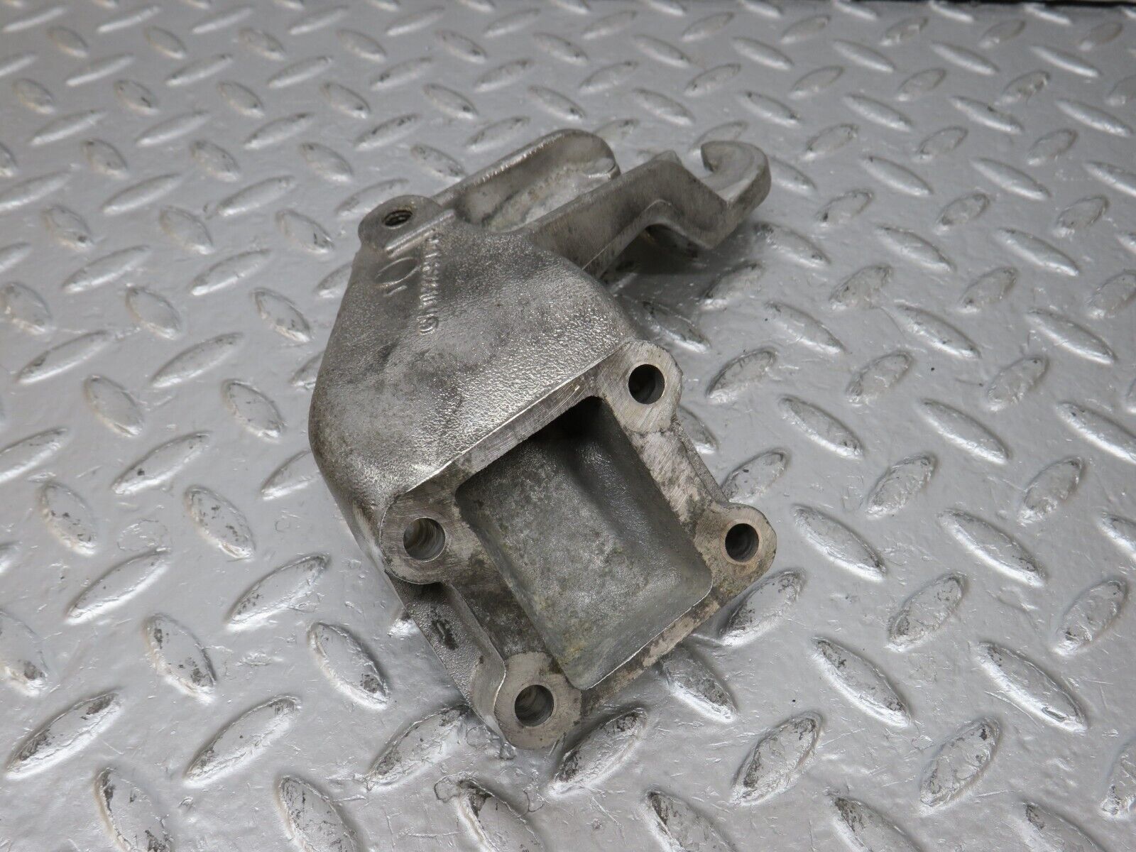 34507 Mercedes-Benz C126 380SEC Engine Mount Bracket Left Side 1162235004