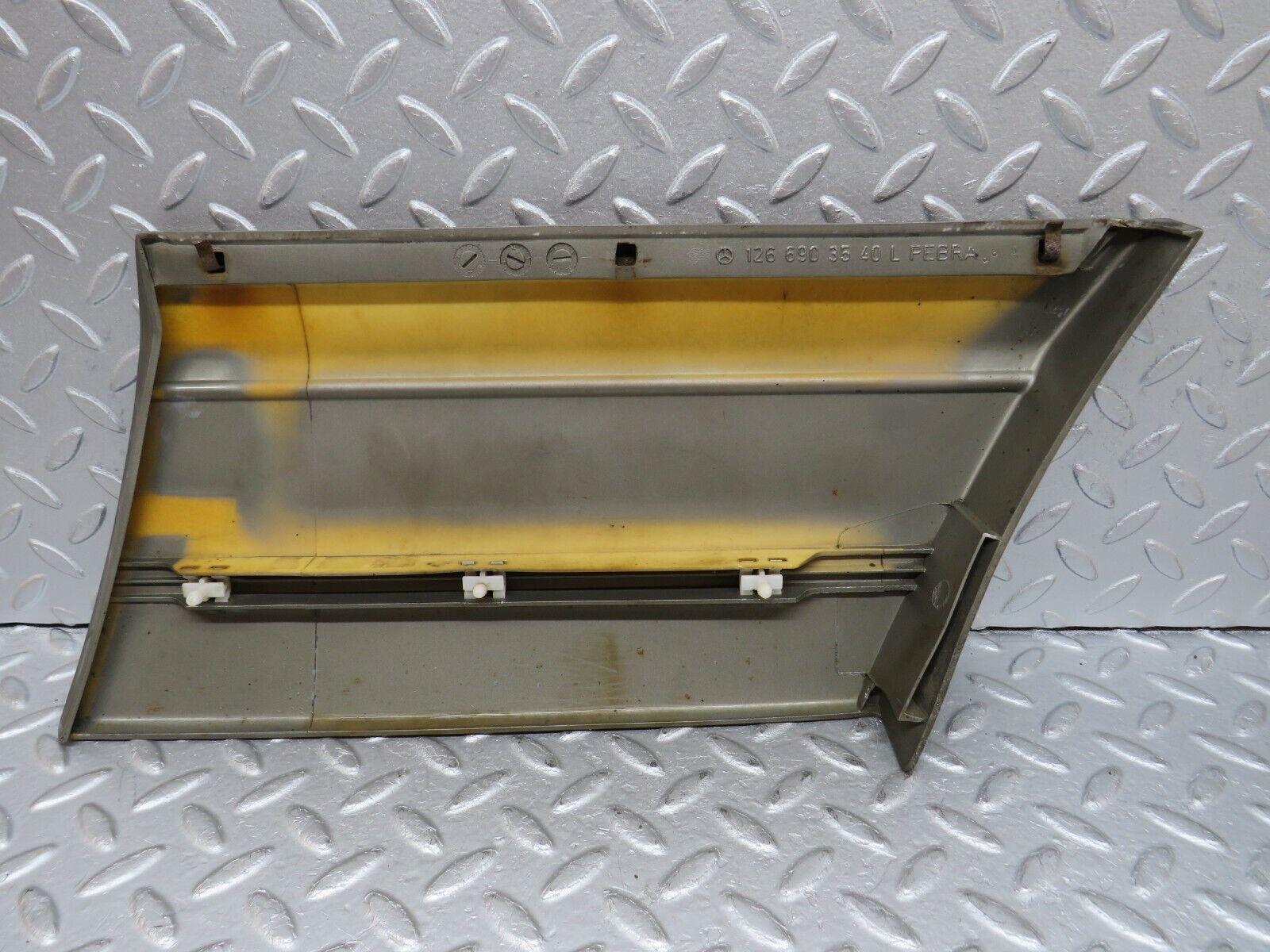 35968 Mercedes-Benz W126 420SE Front Left Fender Wing Moulding Trim 1266903540