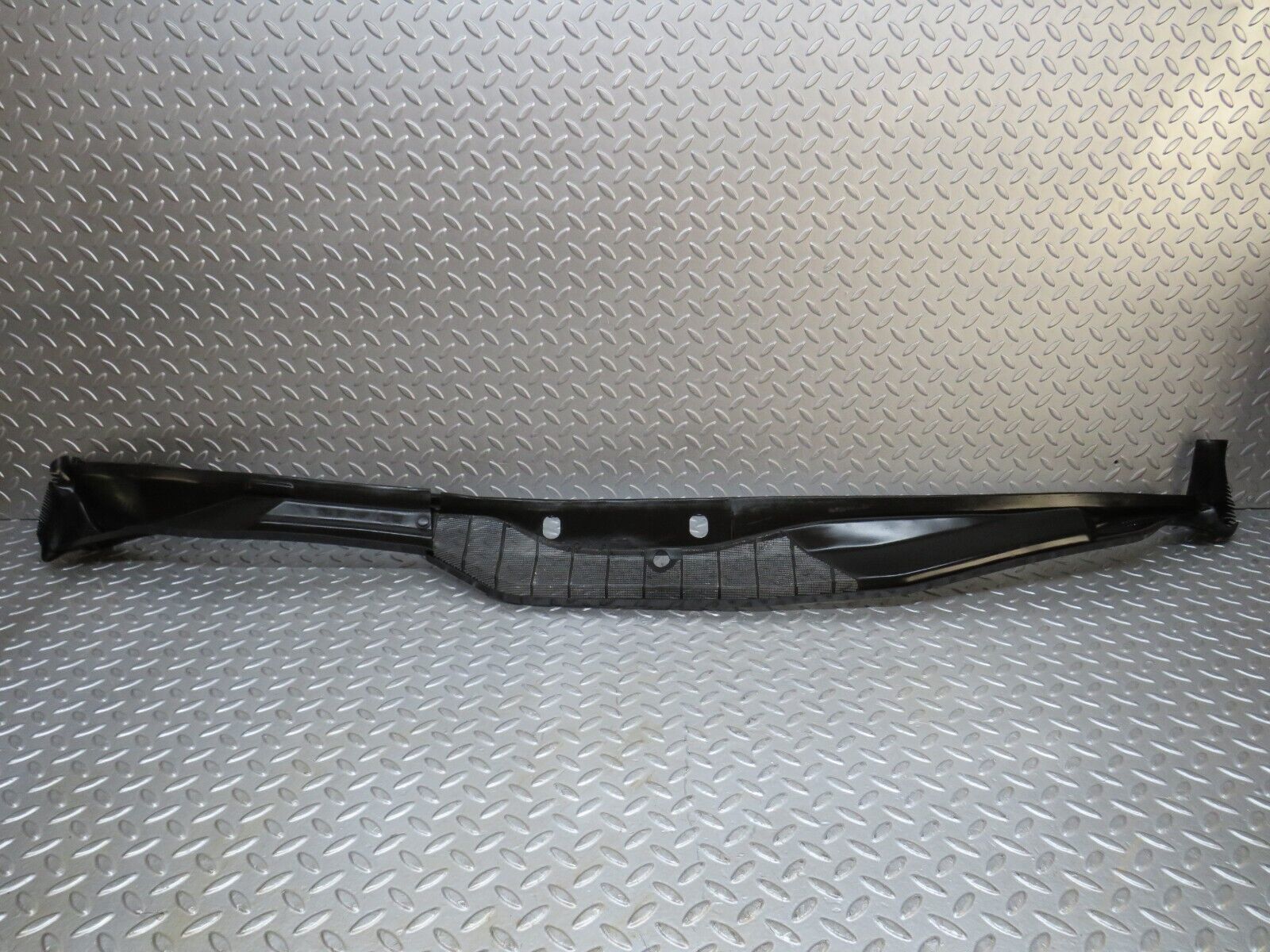 37031 Mercedes-Benz C126 420SEC Coupe Water Drain 1268300813 1268300713