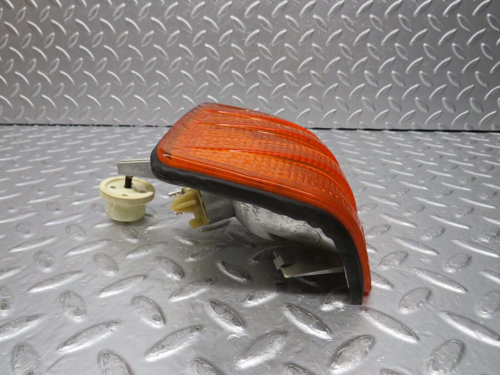 30669 Mercedes-Benz W201 190E 2.0L Indicator Light Front Left Bosch 1305232034