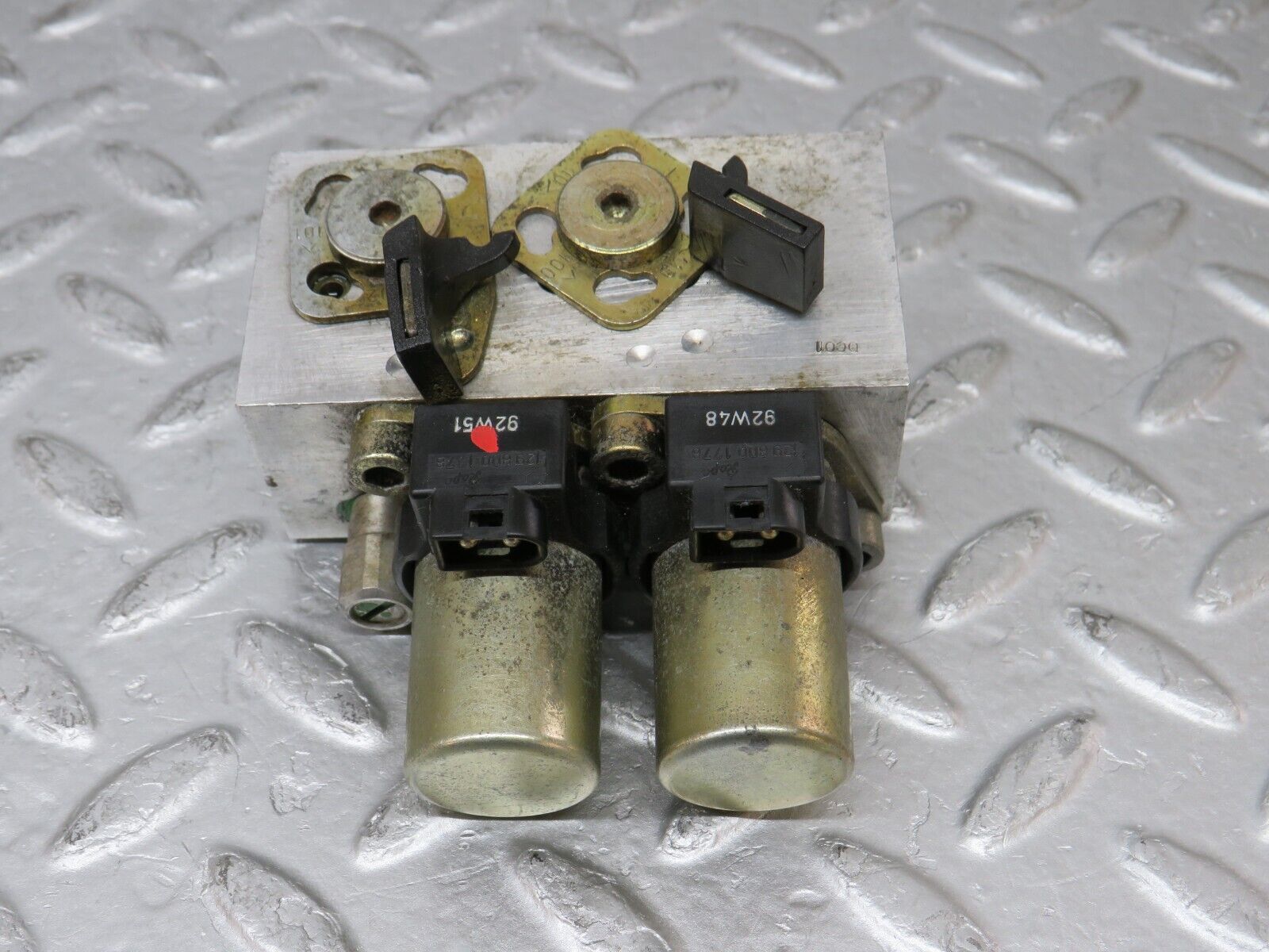 37988 Mercedes-Benz A124 320E Cabriolet Rear Headrest Roll Bar Hydraulic Valve Block 1248001078