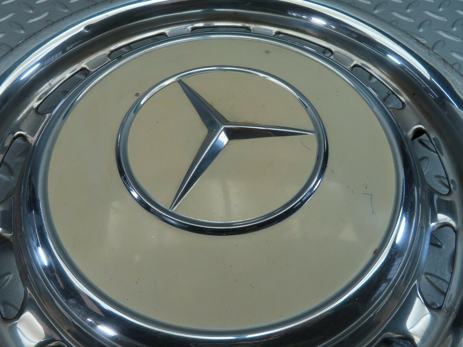 7518 Mercedes-Benz S123 230TE Wagon Wheel Trim Hub Cap 14"