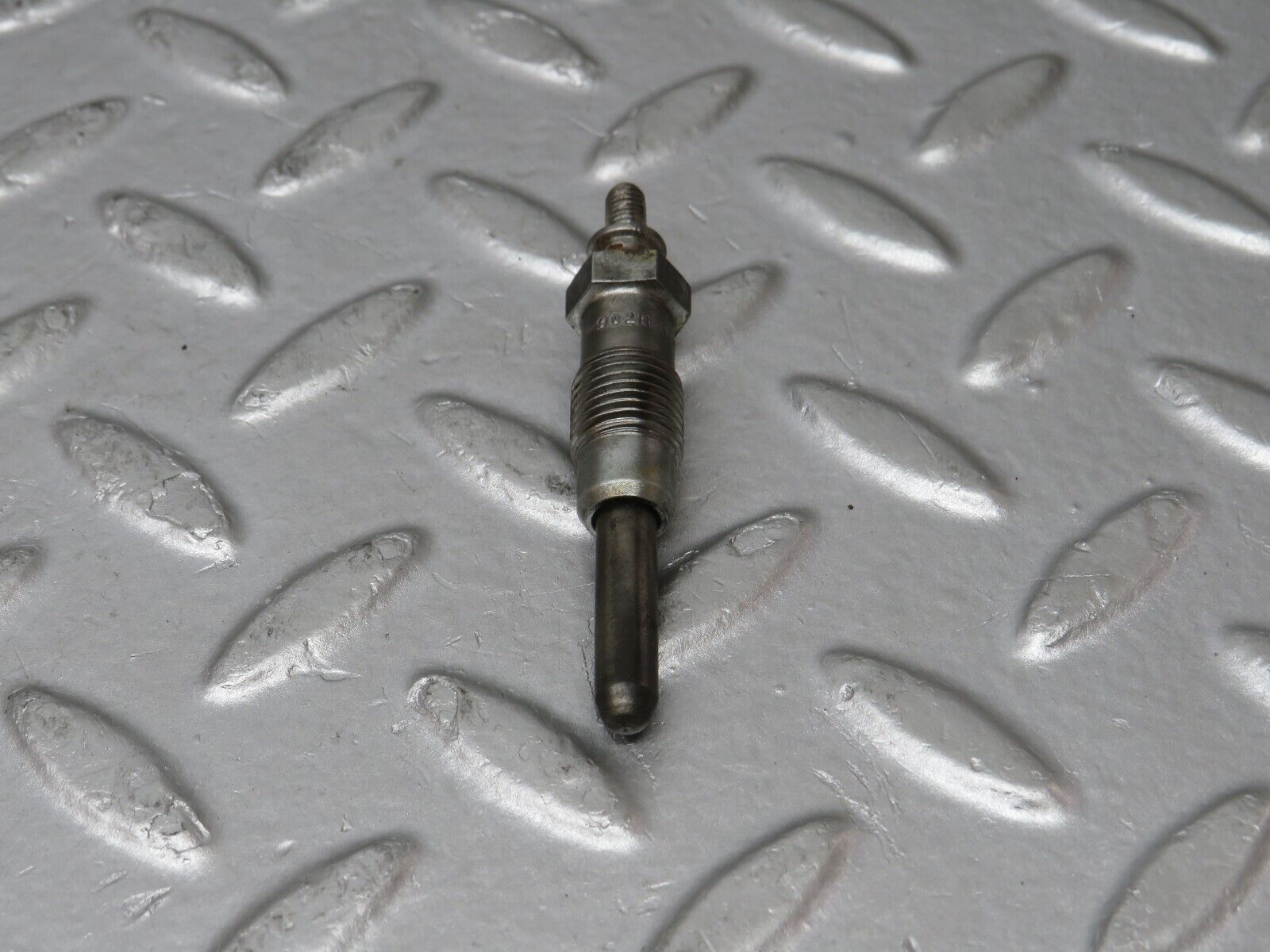 32896 Mercedes-Benz W123 300D Glow Plug Bosch Y-902R 046