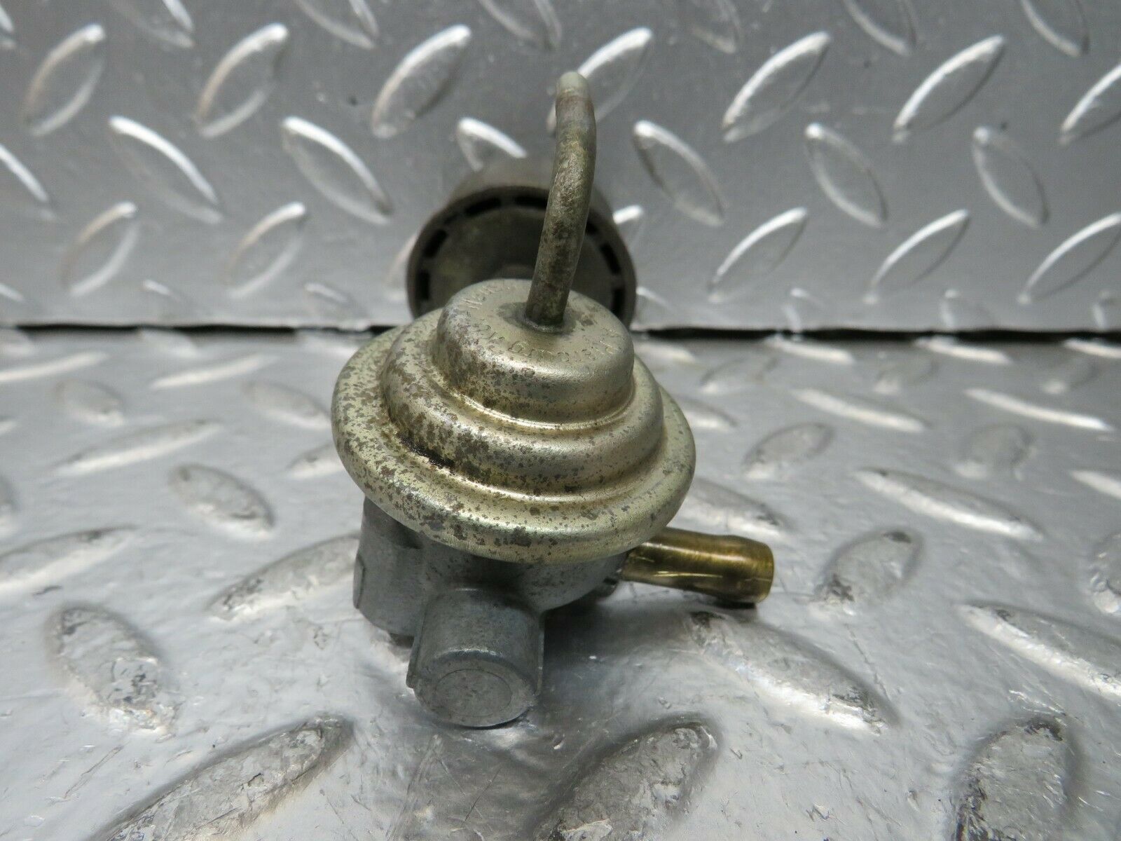 23400 Mercedes-Benz W116 350SE Fuel Valve With Air Filter 0090949202 pe20302