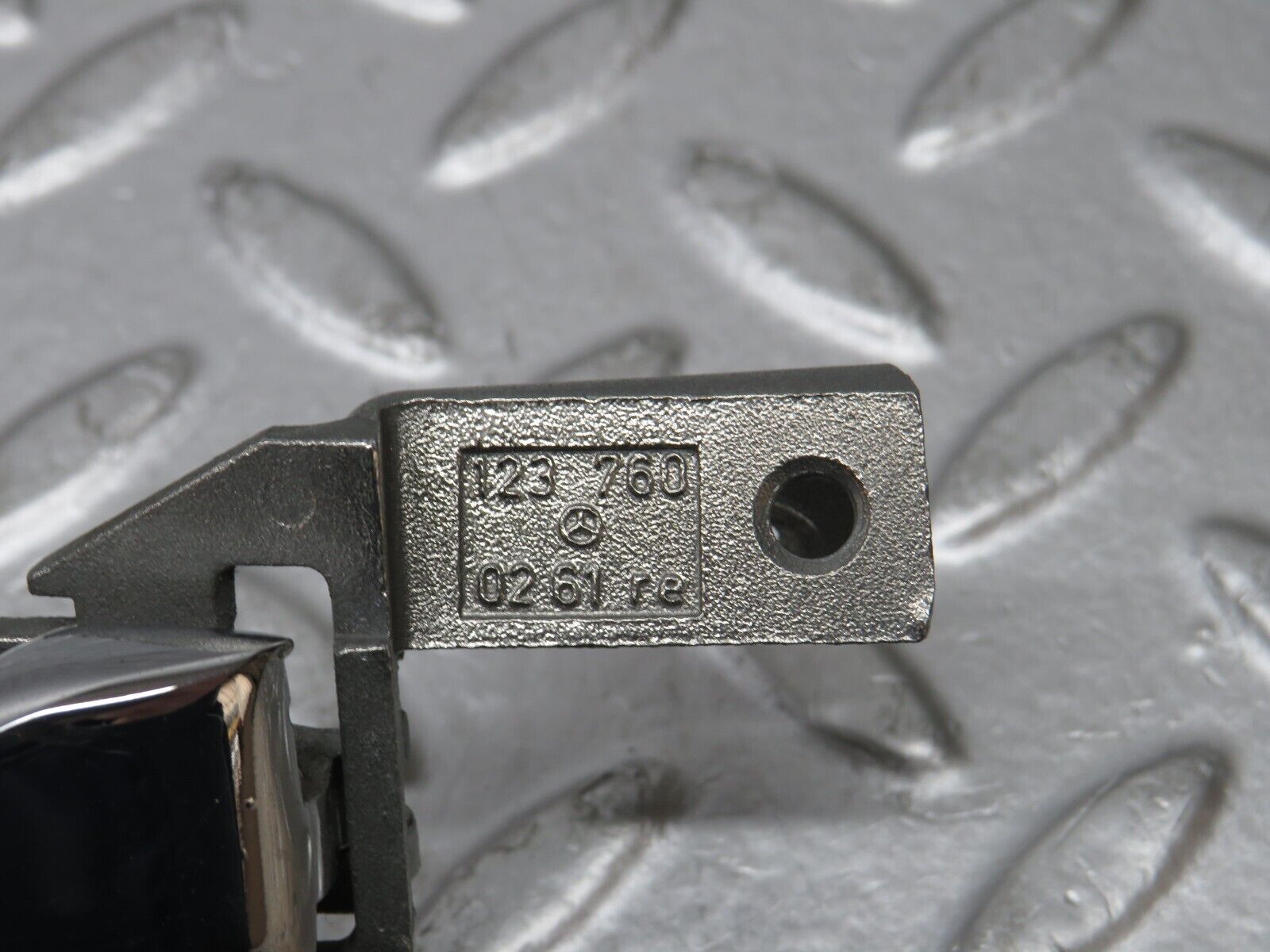 32201 Mercedes-Benz W123 230E Right Door Opener Door Handle 1237600261