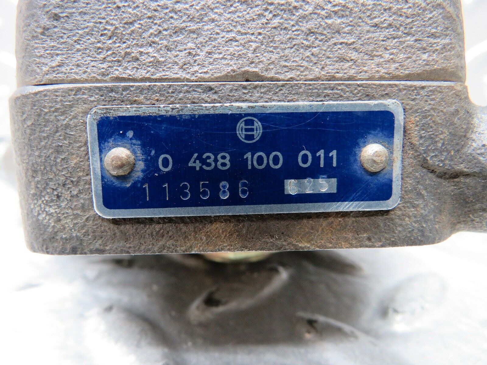 21834 Mercedes-Benz W123 280E Fuel Distributor Bosch 0438100011