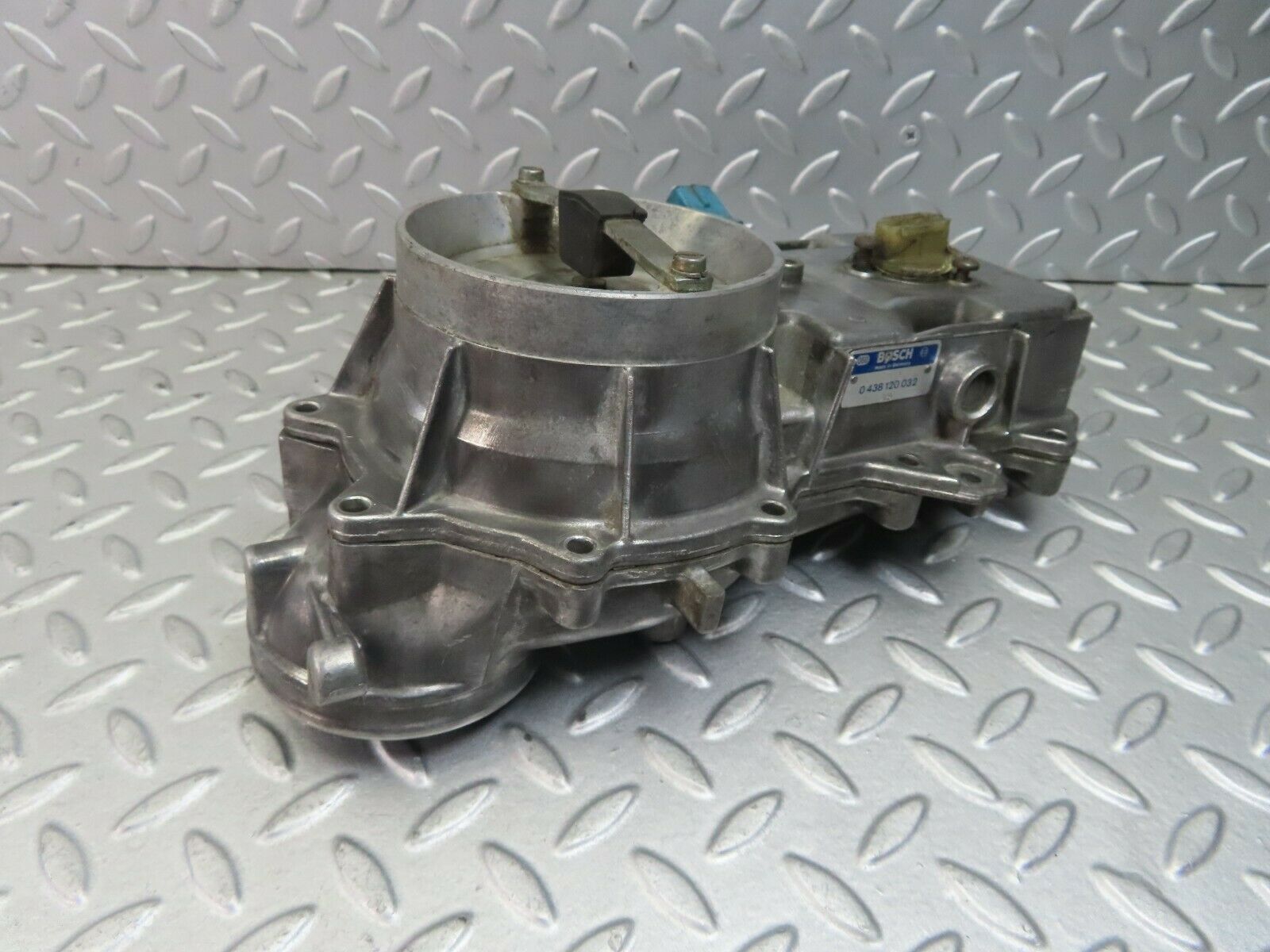 8818 Mercedes-Benz W123 Air Flow Mass Meter Sensor Bosch 0438120032