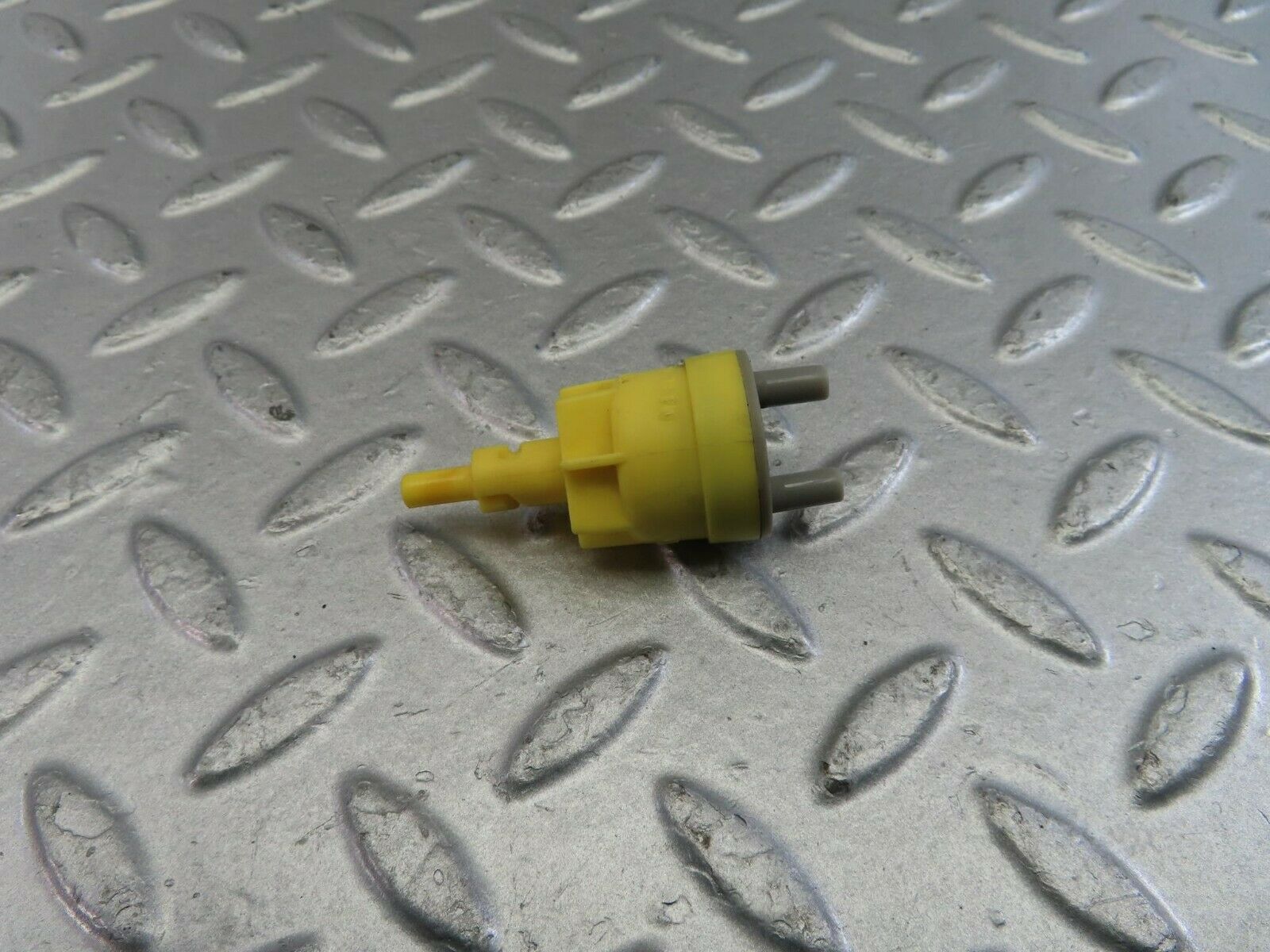 10103 Mercedes-Benz C123 230CE Coupe Vacuum Valve