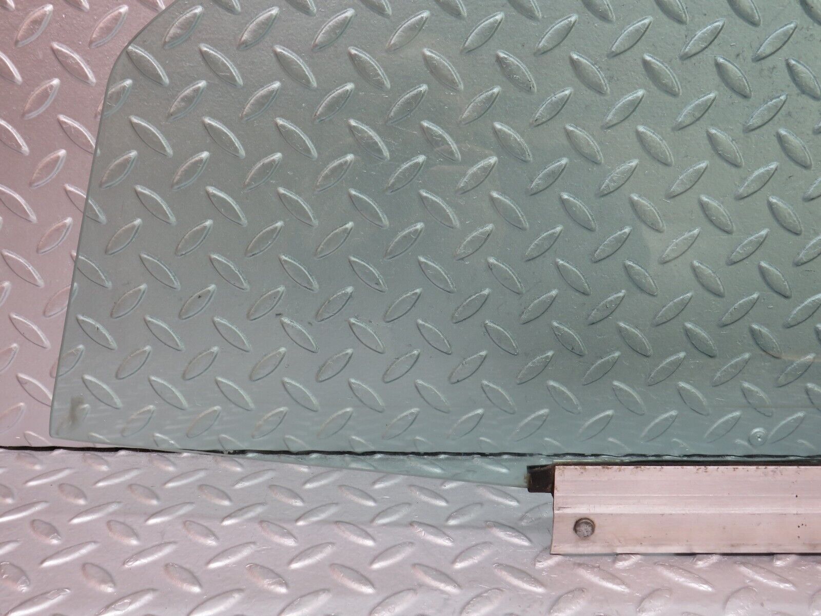 36564 Mercedes-Benz W201 190E 2.0L Front Left Door Window Glass