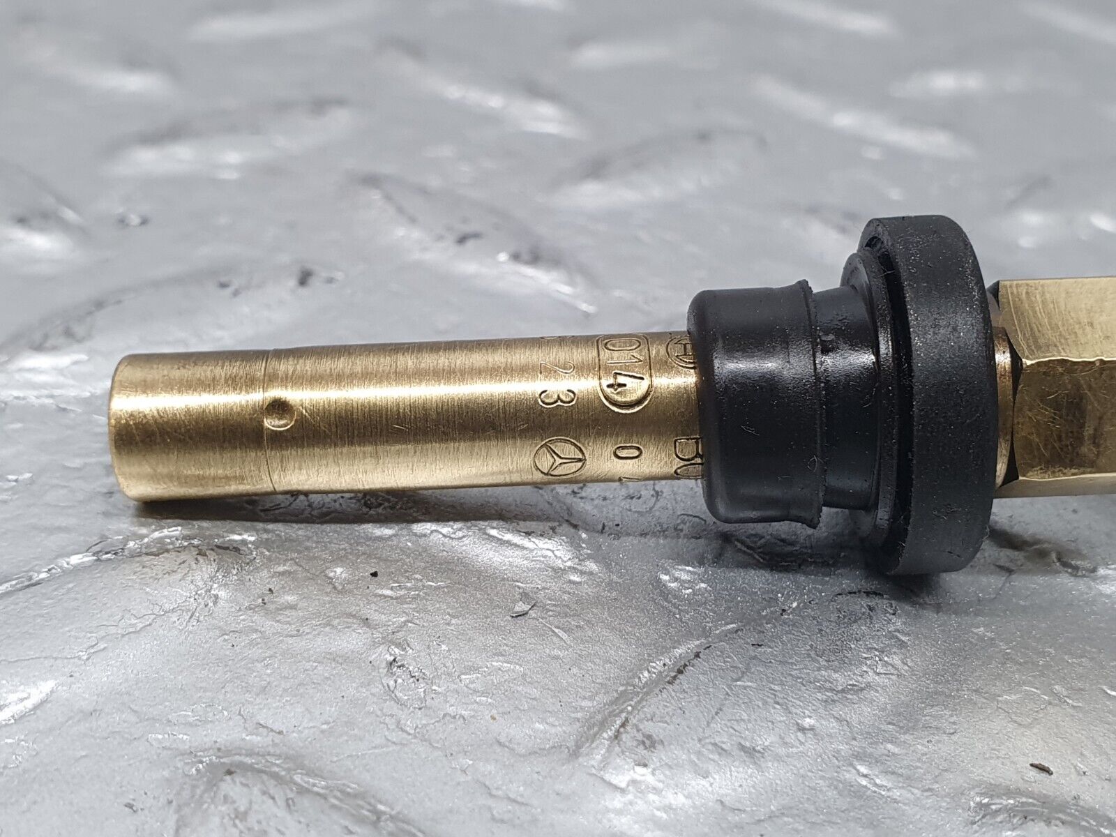 41037 Mercedes-Benz W126 300SE Fuel Injector Bosch 0000785623 0437502047