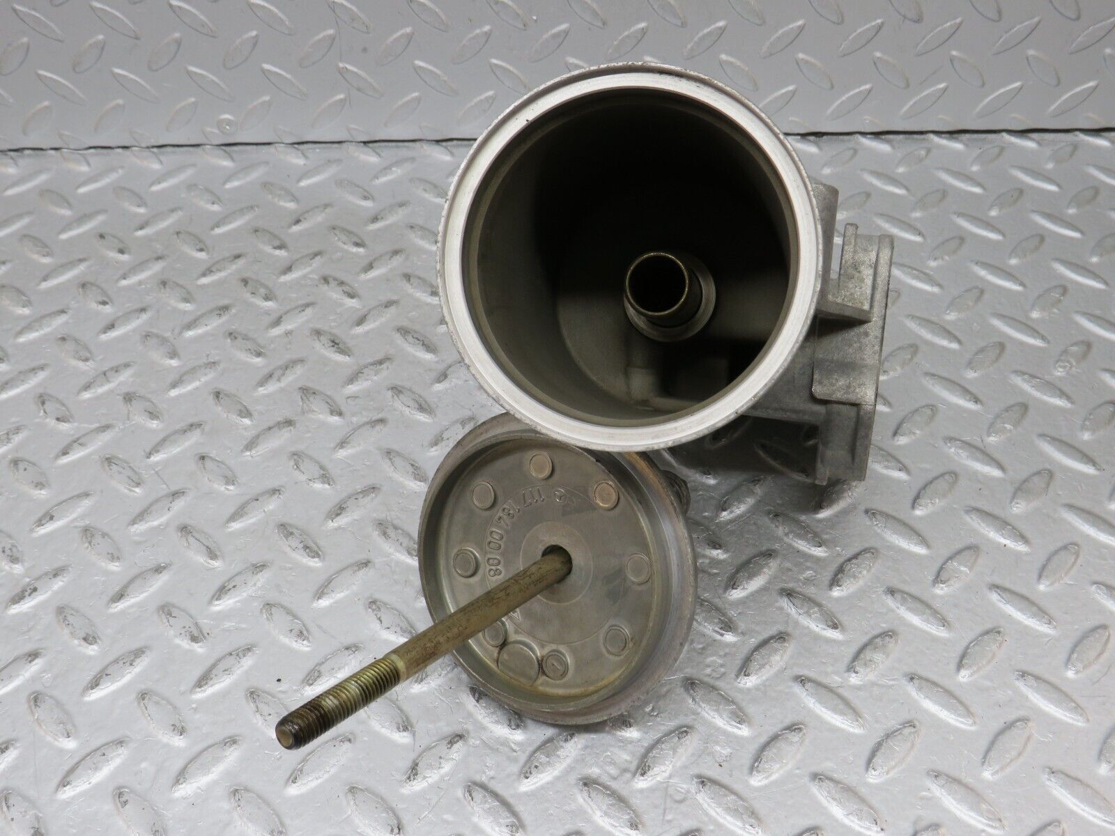 36333 Mercedes-Benz W126 420SE Oil Filter Housing 1171802611 1171840008